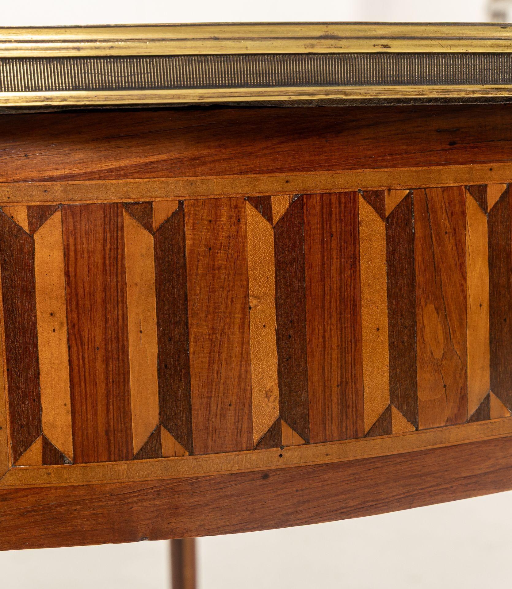 Legno Tavolo da centro in legno intarsiato francese del XIX secolo in vendita