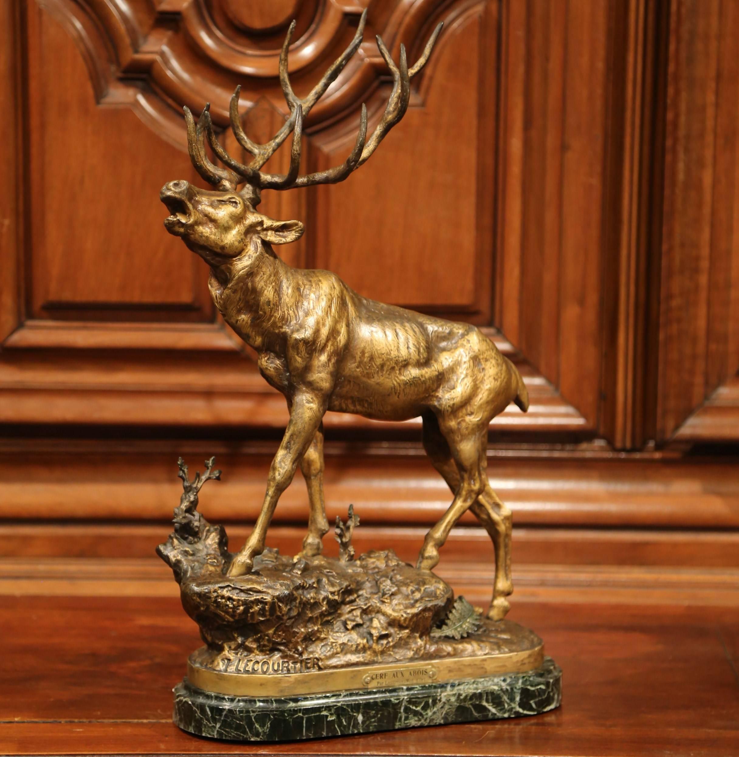 Français Sculpture de cerf en étain du 19ème siècle sur socle en marbre signée P. Lecourtier