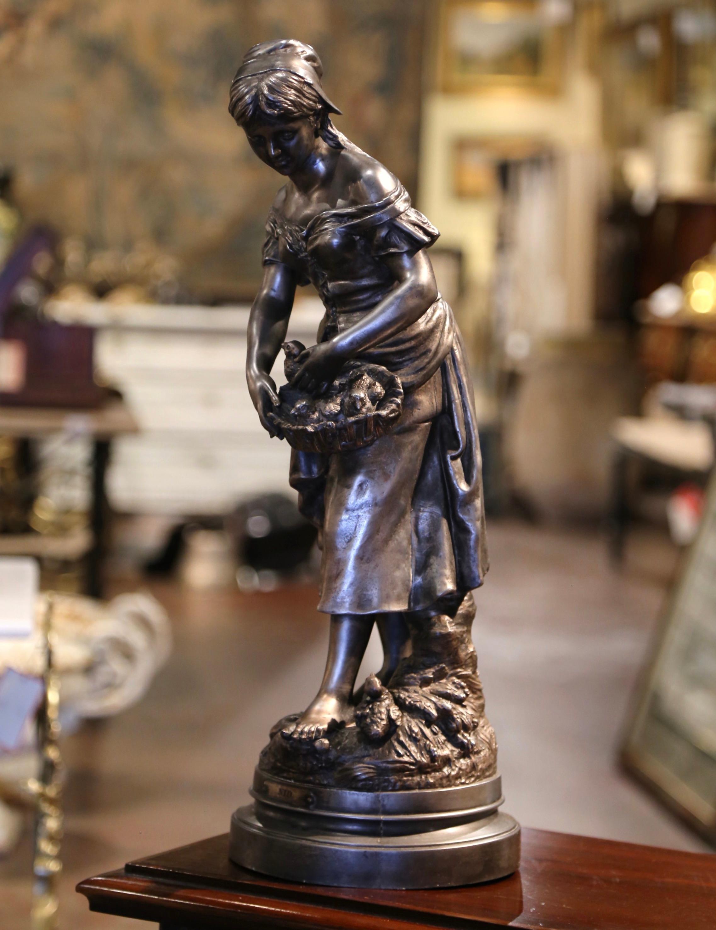 Decora la scrivania di una signora o vesti uno scaffale con questa elegante statua antica. Realizzata in Francia intorno al 1870, la composizione in spelta poggia su una base circolare e raffigura una giovane bellezza femminile in piedi che tiene