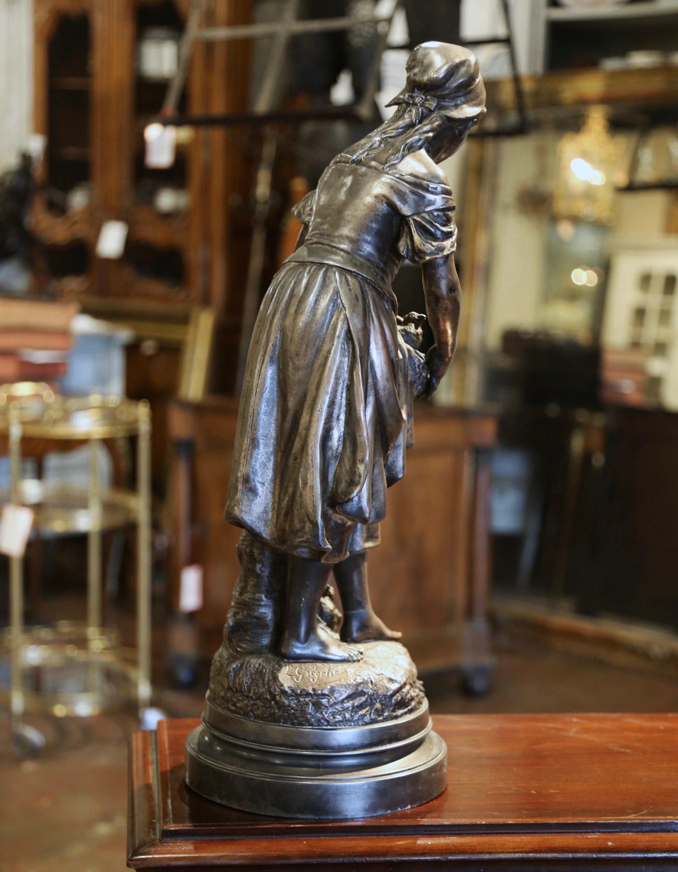 Statua femminile in spelta francese del XIX secolo con nido d'uccello 
