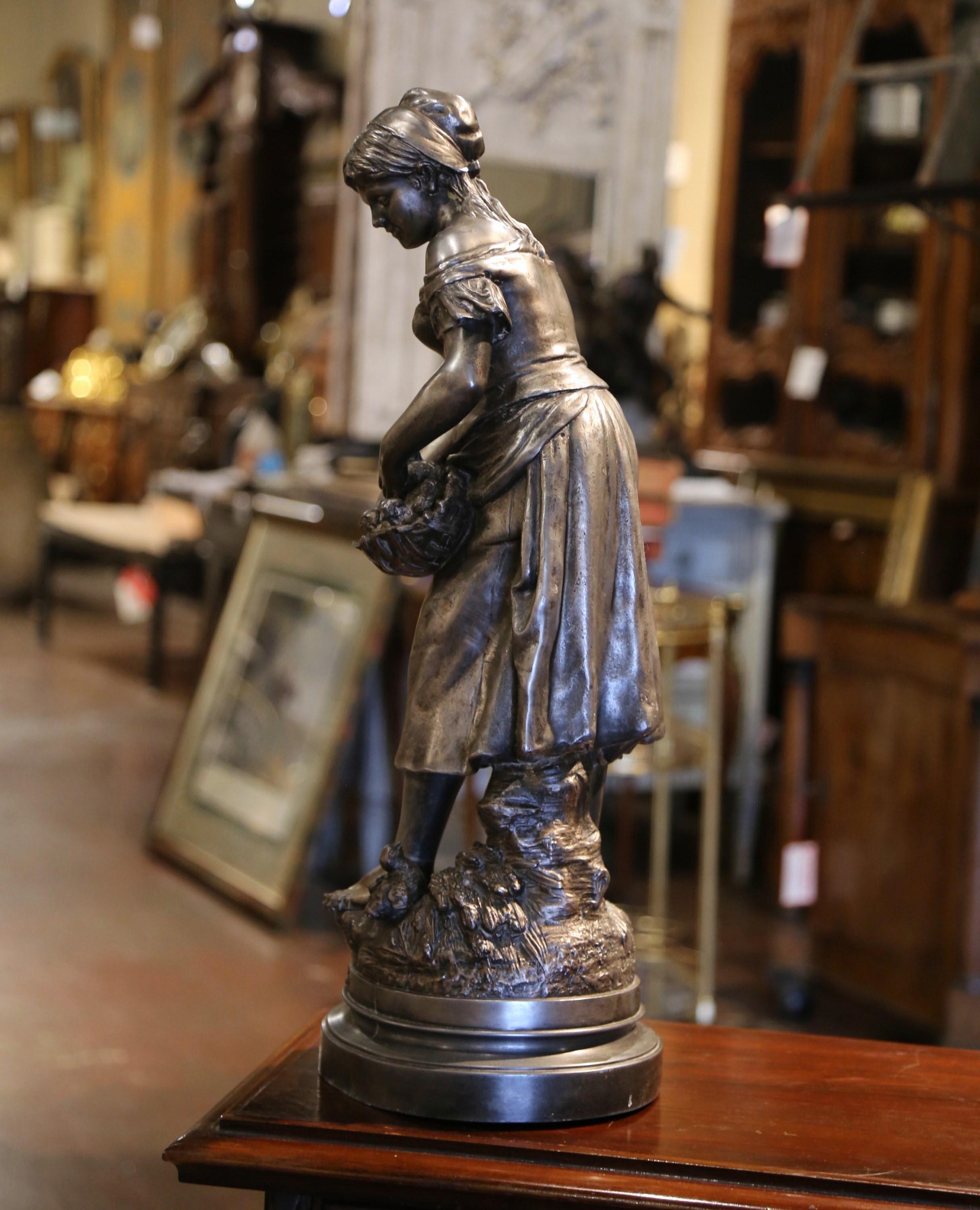 Statua femminile in spelta francese del XIX secolo con nido d'uccello 