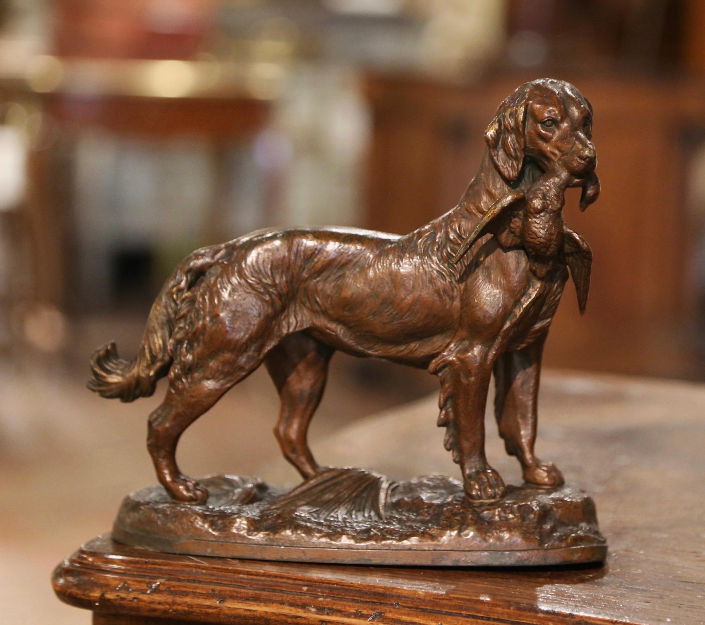 Fatto a mano Composizione in spelta francese del XIX secolo con cane da caccia e uccello, stile J. Moigniez in vendita