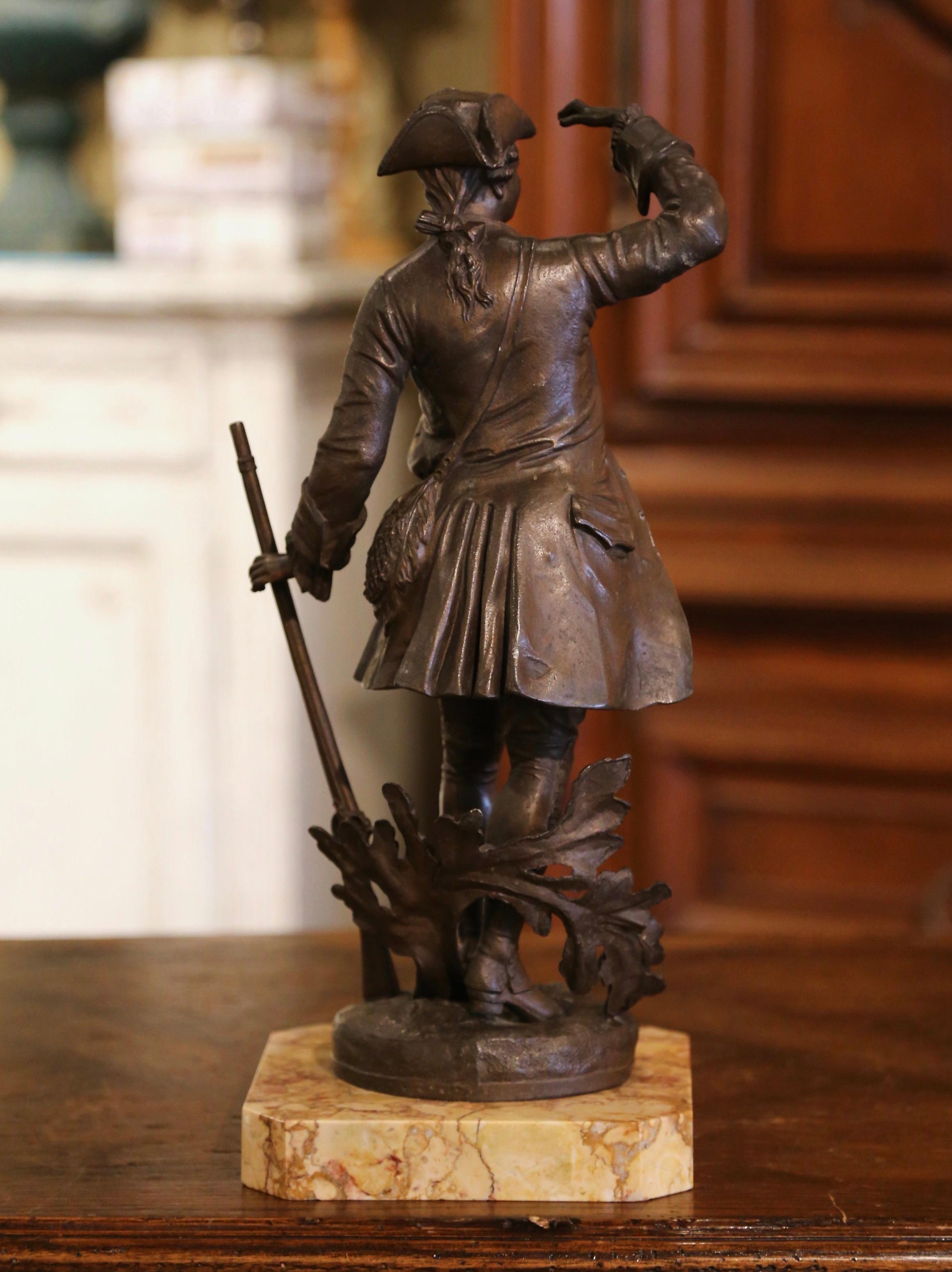 Zinc brut Figure de chasseur en étain français du 19ème siècle sur socle en marbre en vente