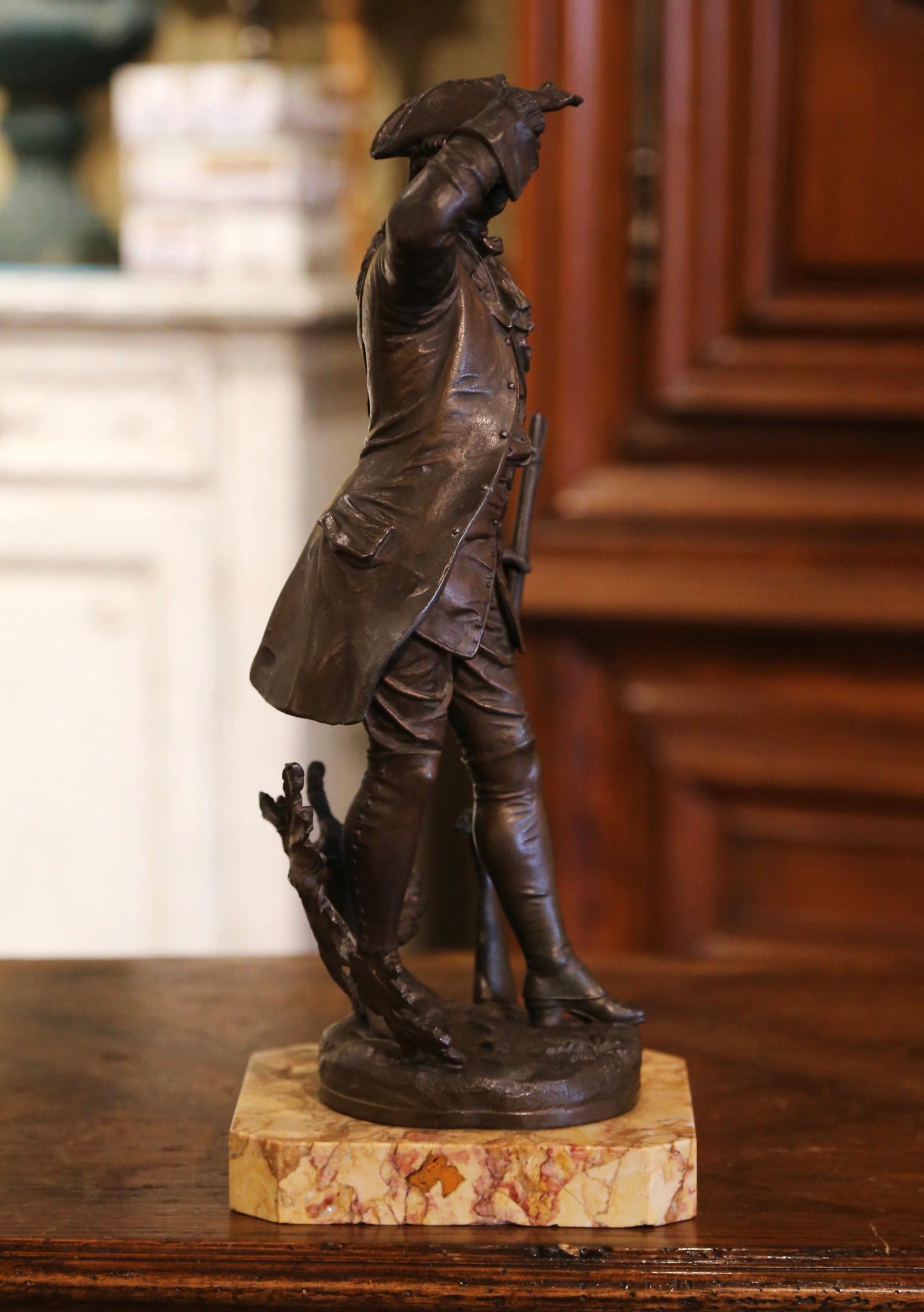 Figure de chasseur en étain français du 19ème siècle sur socle en marbre en vente 1