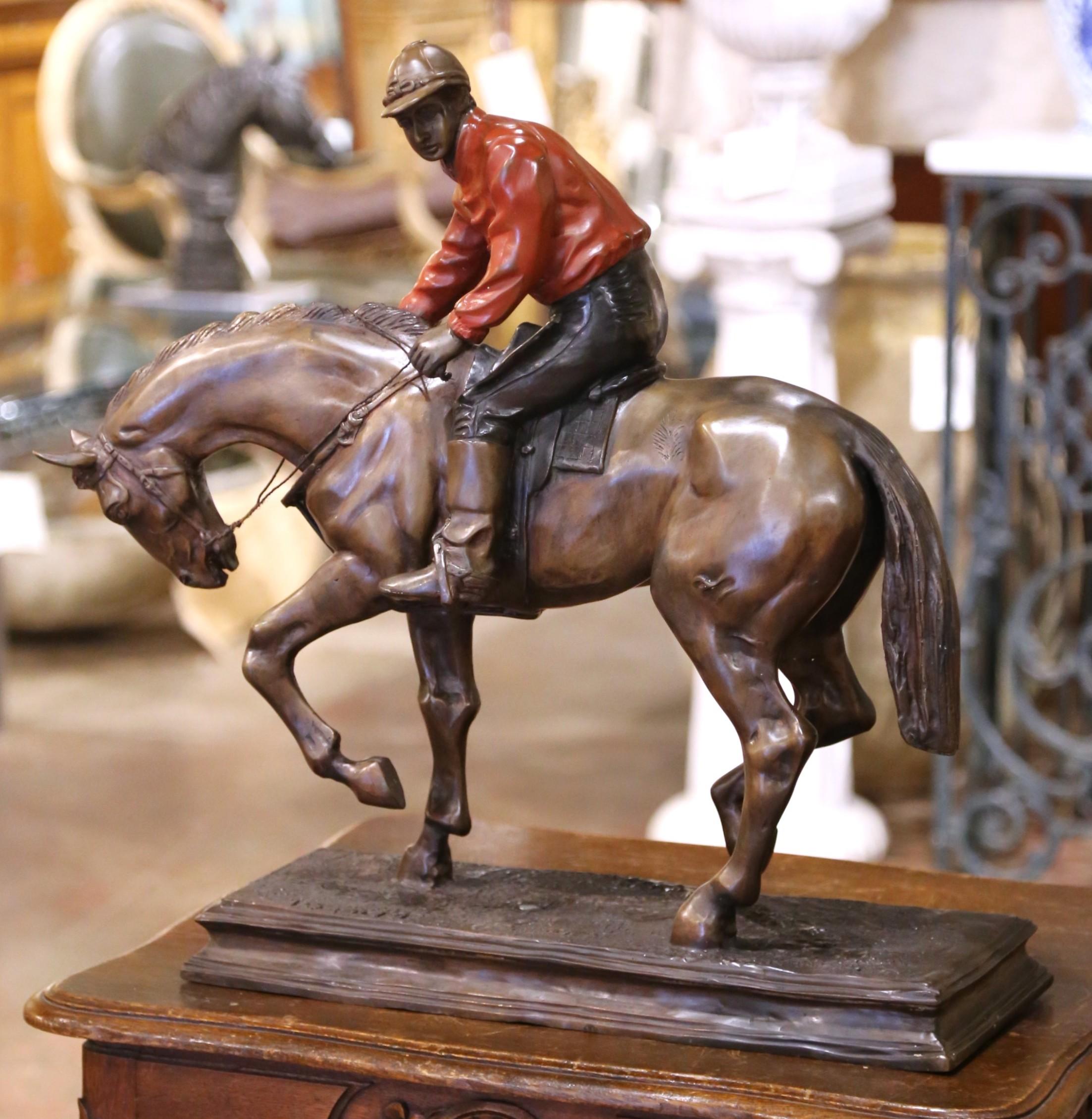 Fai una dichiarazione audace con questa grande scultura francese del XIX secolo firmata da Pierre Jules Mêne (1810-1879), uno dei più celebri scultori di animali della sua epoca. Fuso in spelta e creato intorno al 1870, il pezzo misura più di due