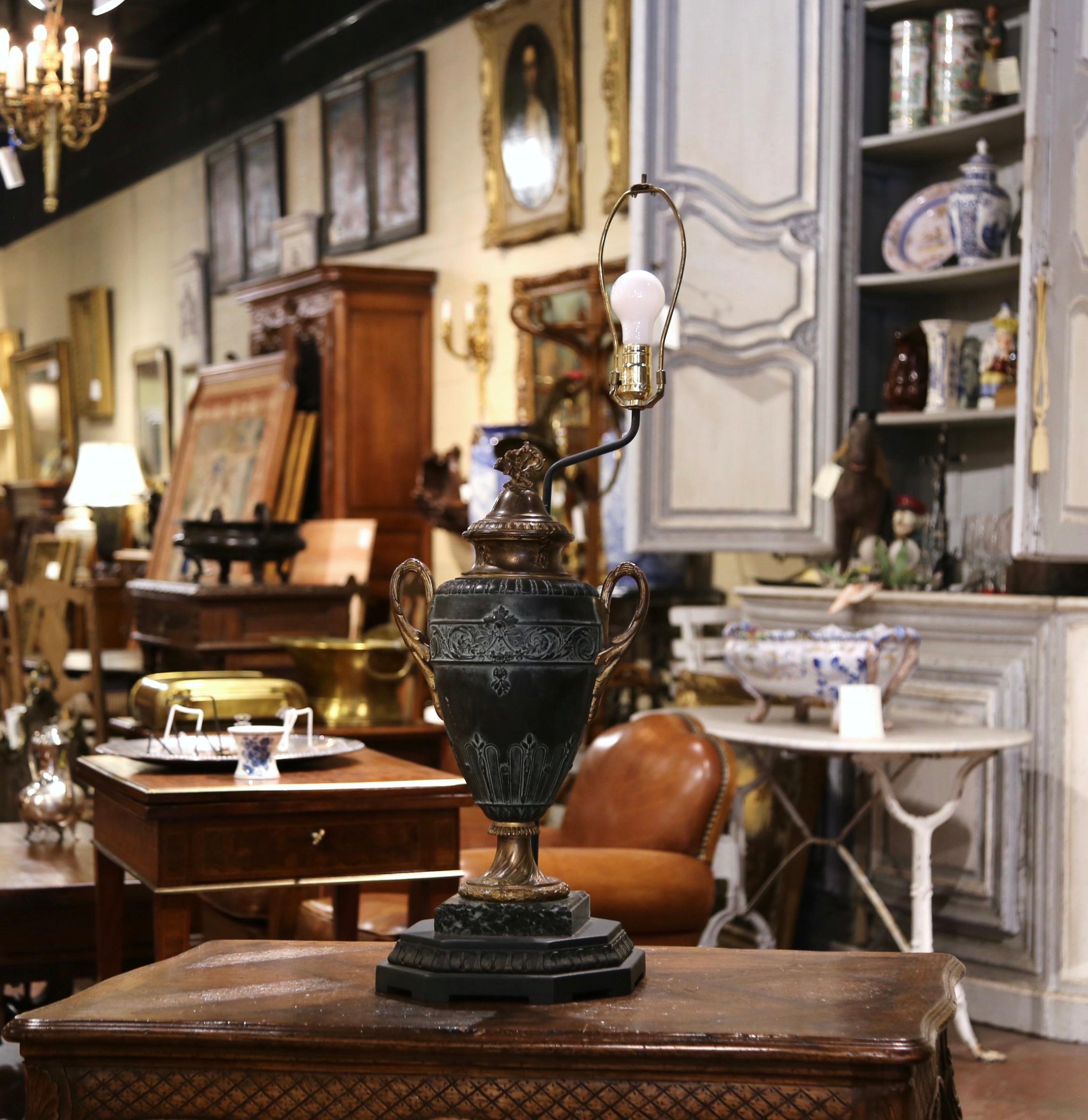 Dekorieren Sie ein Büro oder ein Arbeitszimmer mit dieser eleganten antiken Lampe. Die um 1880 in Frankreich gefertigte Leuchte steht auf einem quadratischen Sockel aus grünem Marmor, der mit einem schweren Sockel endet. Die aus Zinnmetall