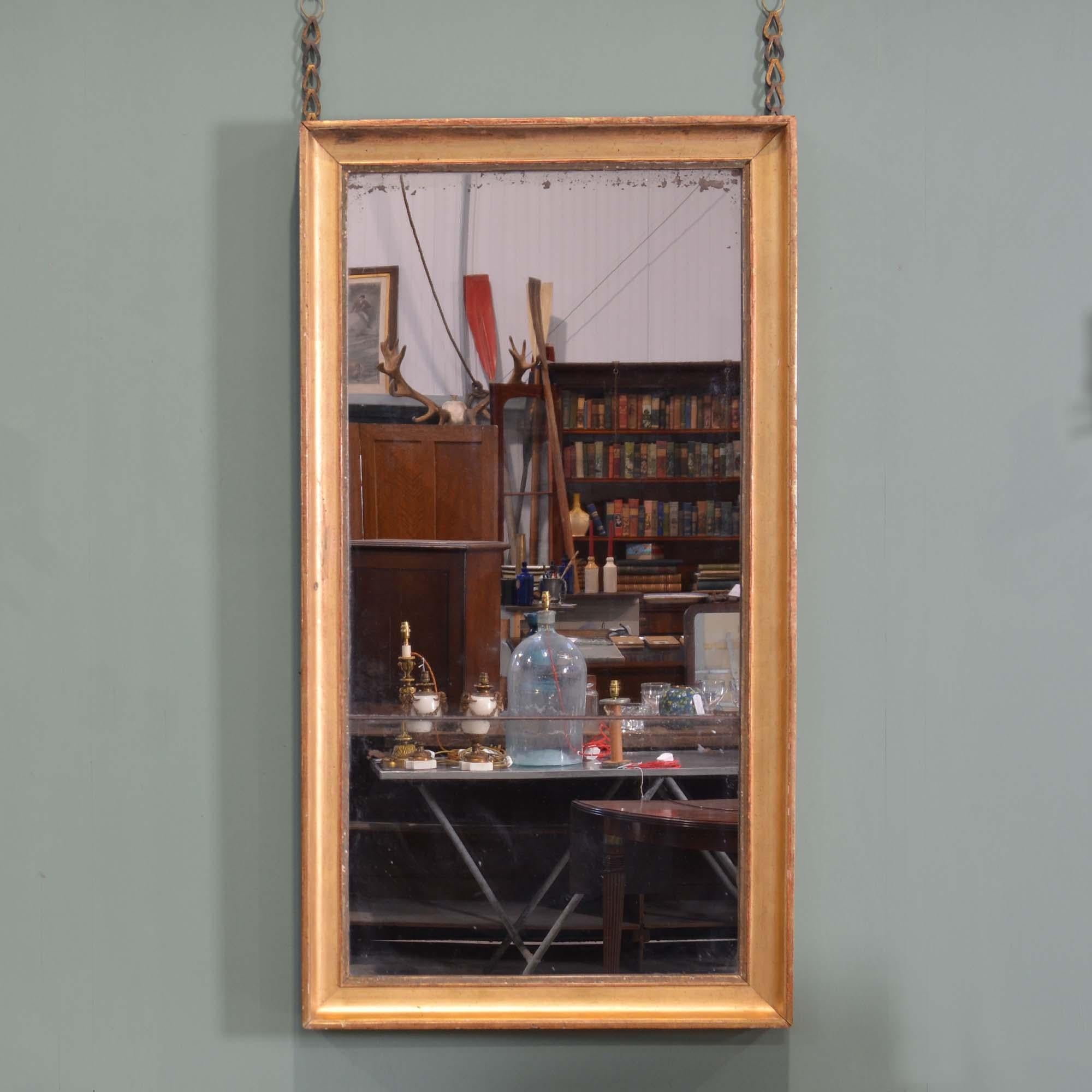 Specchio francese del XIX secolo in legno dorato con lastra spaccata
Cornice dorata con modanatura e doratura ad acqua originale, pesante specchio originale in vetro di mercurio diviso in due, con alcuni segni di foxing sulla lastra, gli specchi