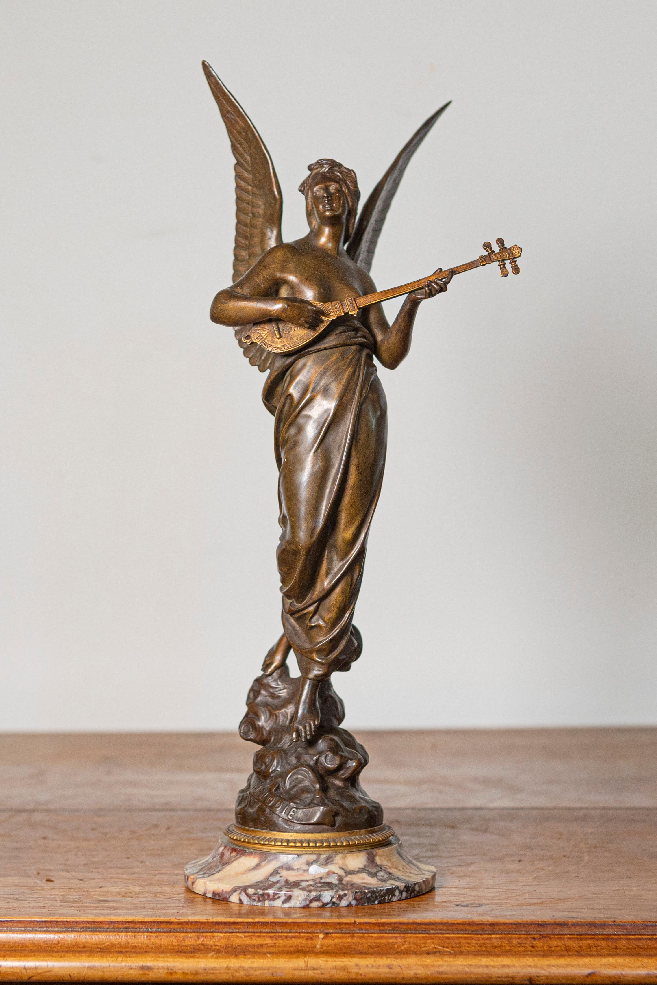 Questa squisita statuetta in bronzo francese del XIX secolo è una rappresentazione magistrale dell'arte neoclassica, che mette in mostra la grazia e il romanticismo caratteristici dell'epoca. La scultura raffigura una musa o un angelo alato, in