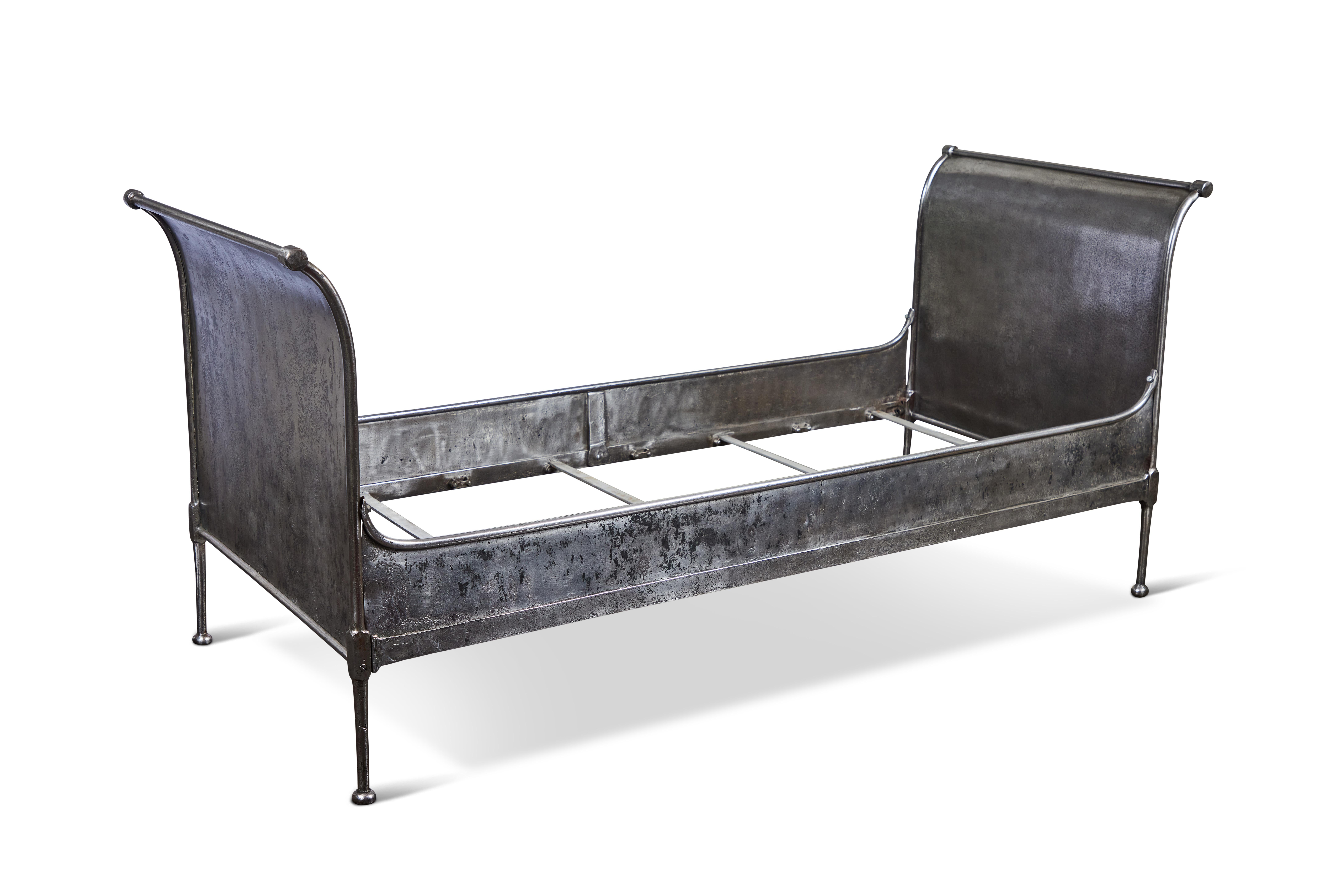 Classic sleigh style steel daybed, 19th century. Excellent condition, newly polished.

Inset dimensions:
H: 16
