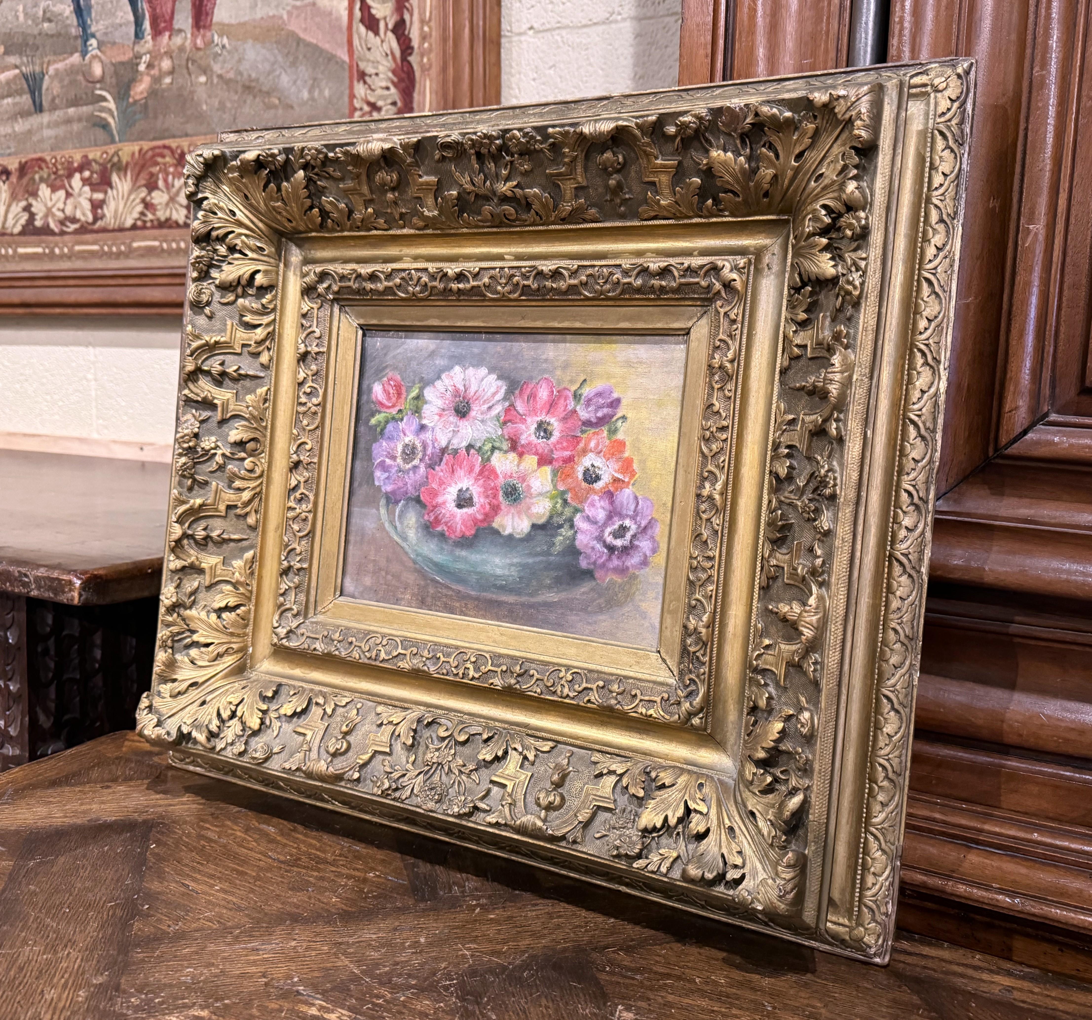 Invita a los colores a una pared con este elegante óleo floral antiguo. Realizada en Francia hacia 1870 y colocada en el marco dorado tallado original, la composición presenta un exuberante ramo de anémonas en plena floración, dispuestas en un
