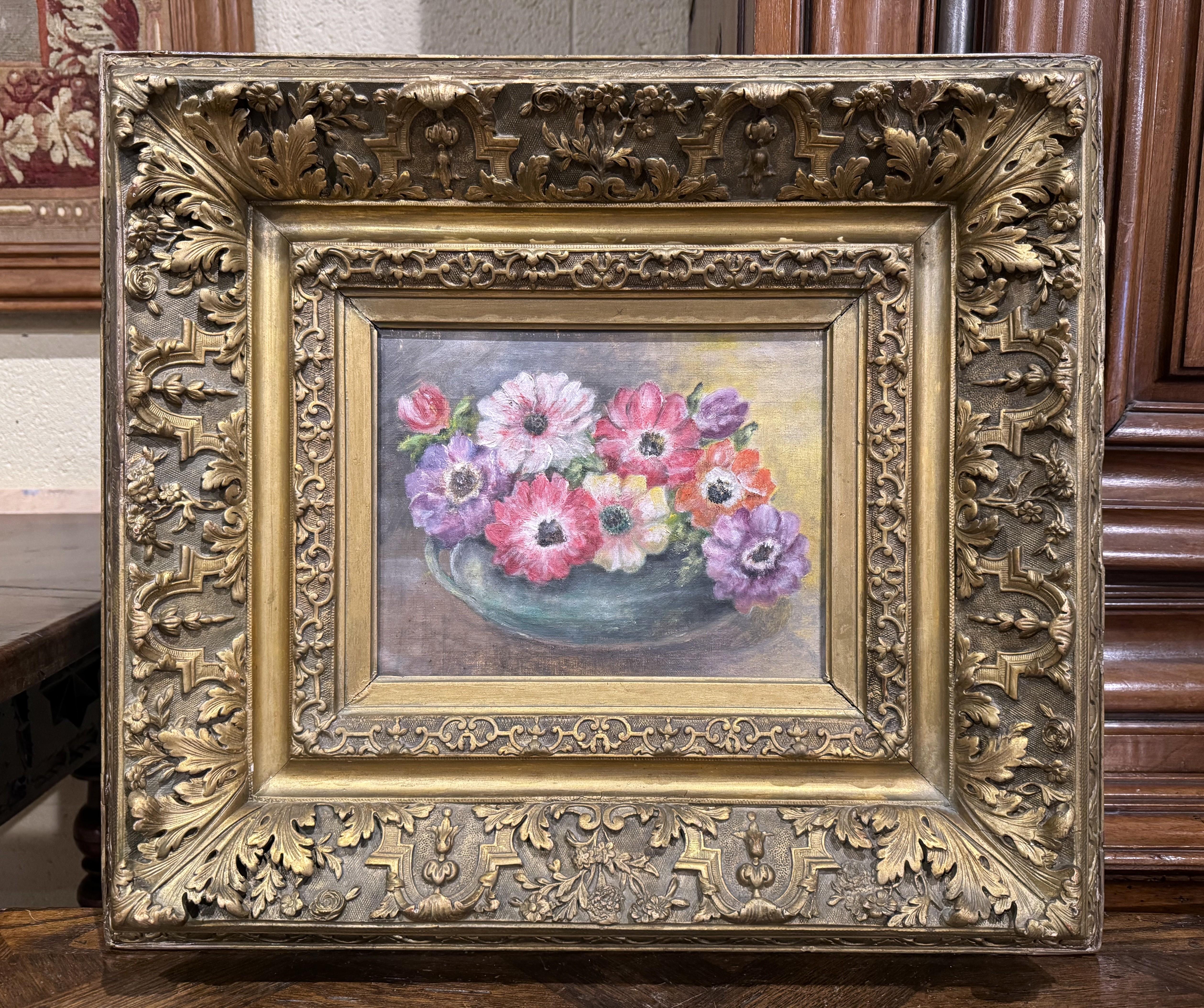 Bodegón francés del siglo XIX Pintura floral sobre tabla en marco de madera dorada tallada en Excelente estado para la venta en Dallas, TX