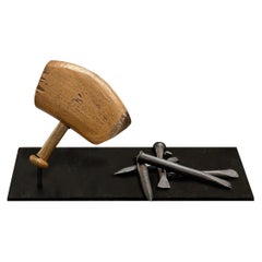 Französischer Steinmetzhammer und Meißel aus dem 19. Jahrhundert auf speziellem Stand