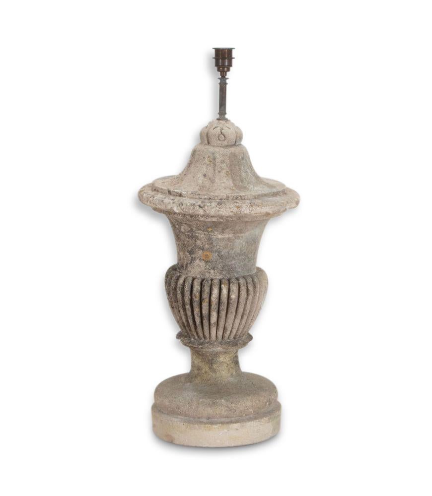 Magnifique épi de faîtage en pierre décorative française du XIXe siècle, habilement transformé en lampe élégante et utile. 

Base cannelée décorative avec dessus moulé avec un abat-jour sombre.