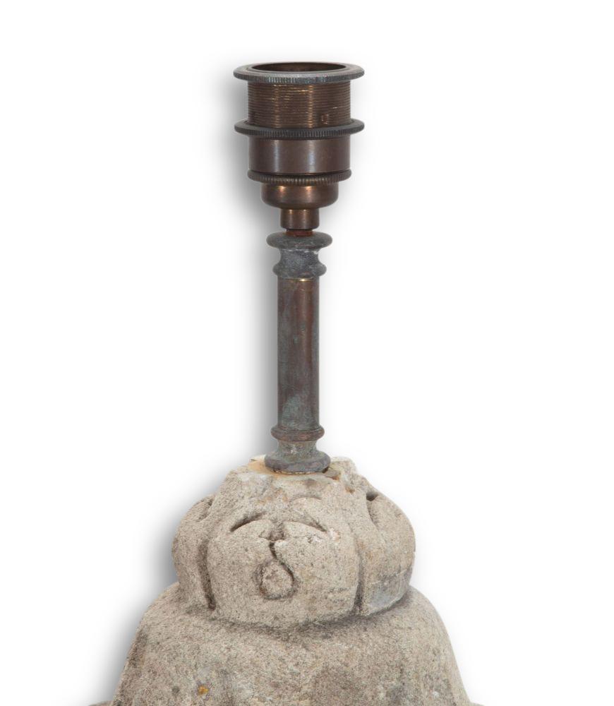 Français Lampe en pierre française du XIXe siècle avec abat-jour en vente