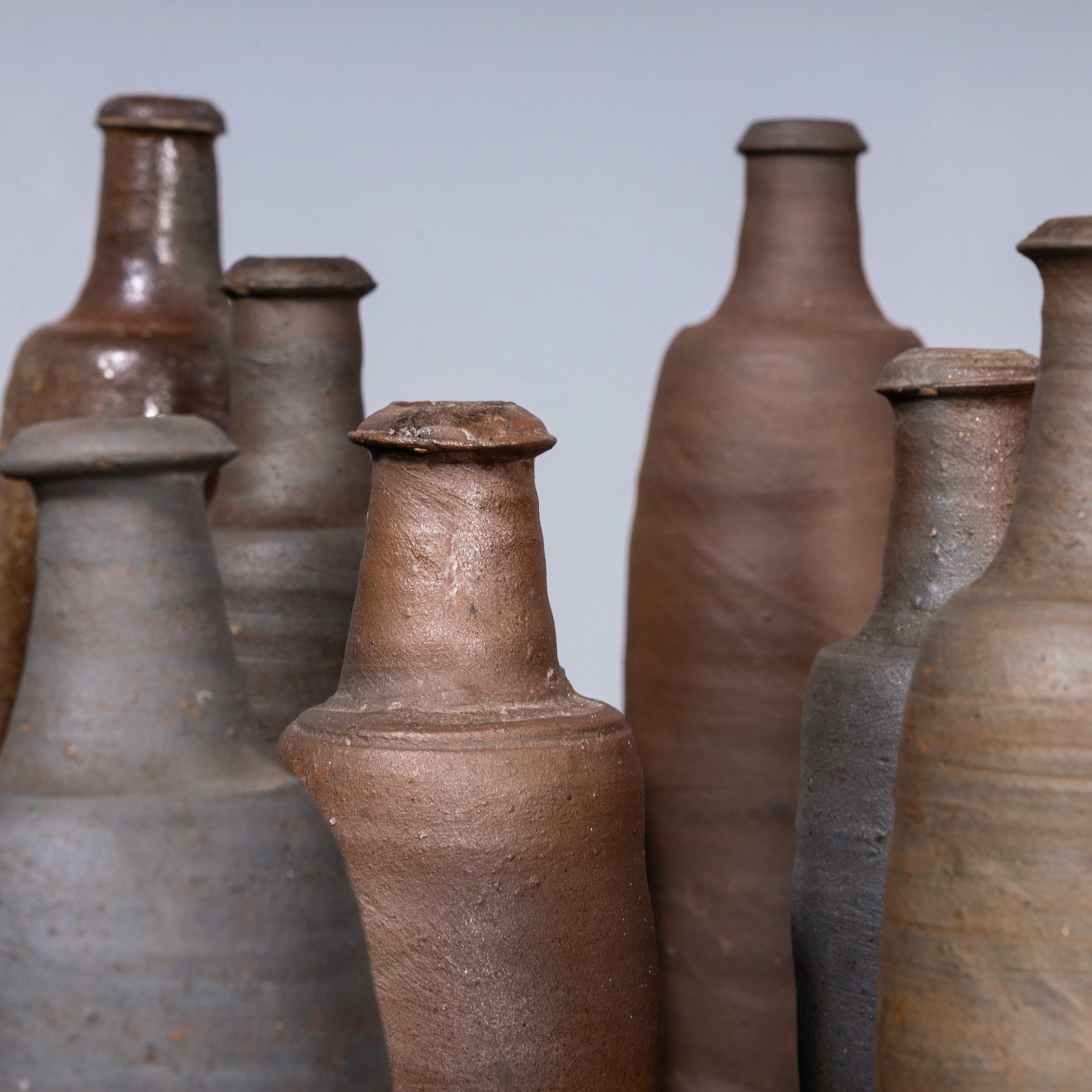 Bouteilles en grès français du 19e siècle
Bouteilles en grès français du 19e siècle. Une collection exceptionnelle de bouteilles originales en grès français du 19e siècle, fabriquées à la main. Nous disposons d'une collection de plus de vingt
