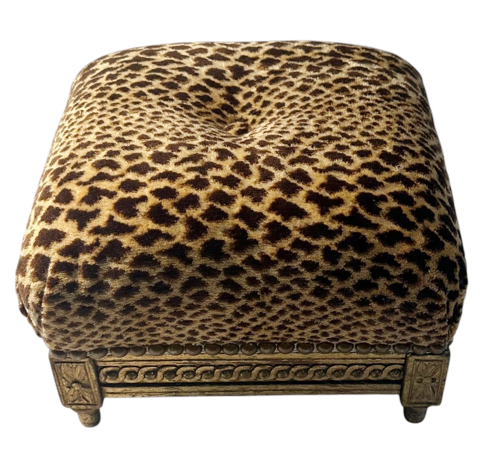 Taburete francés del siglo XIX con estampado de guepardos de Scalamandre en venta 1