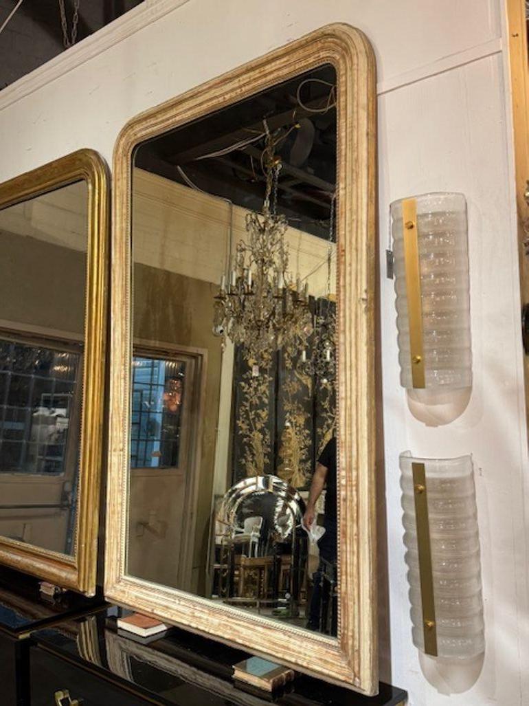 El espejo Louis Philippe francés del siglo XIX de gesso decapado desprende una  elegancia clásica a la decoración de cualquier hogar. Con sus intrincados detalles en gesso y su diseño atemporal Louis Philippe, este espejo será sin duda una pieza