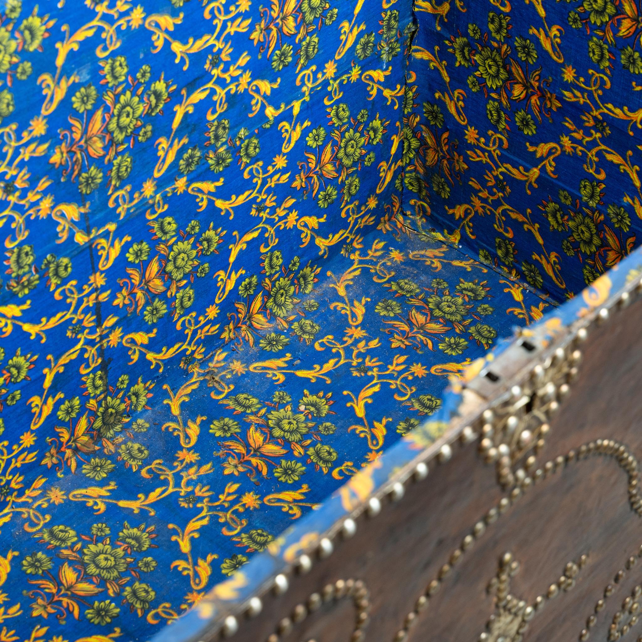 Cassapanca a cupola in pelle borchiata francese del XIX secolo in vendita 4