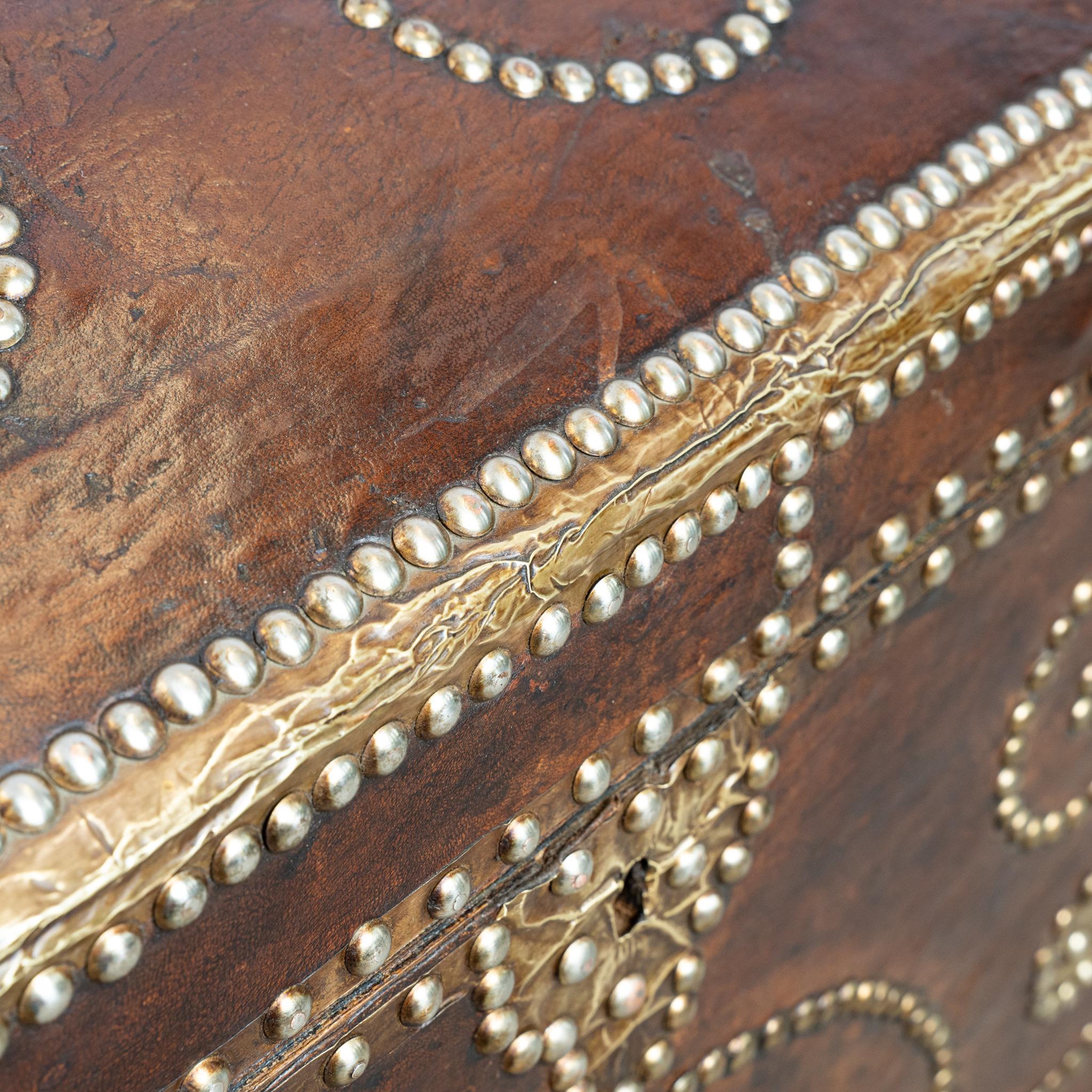 Francese Cassapanca a cupola in pelle borchiata francese del XIX secolo in vendita