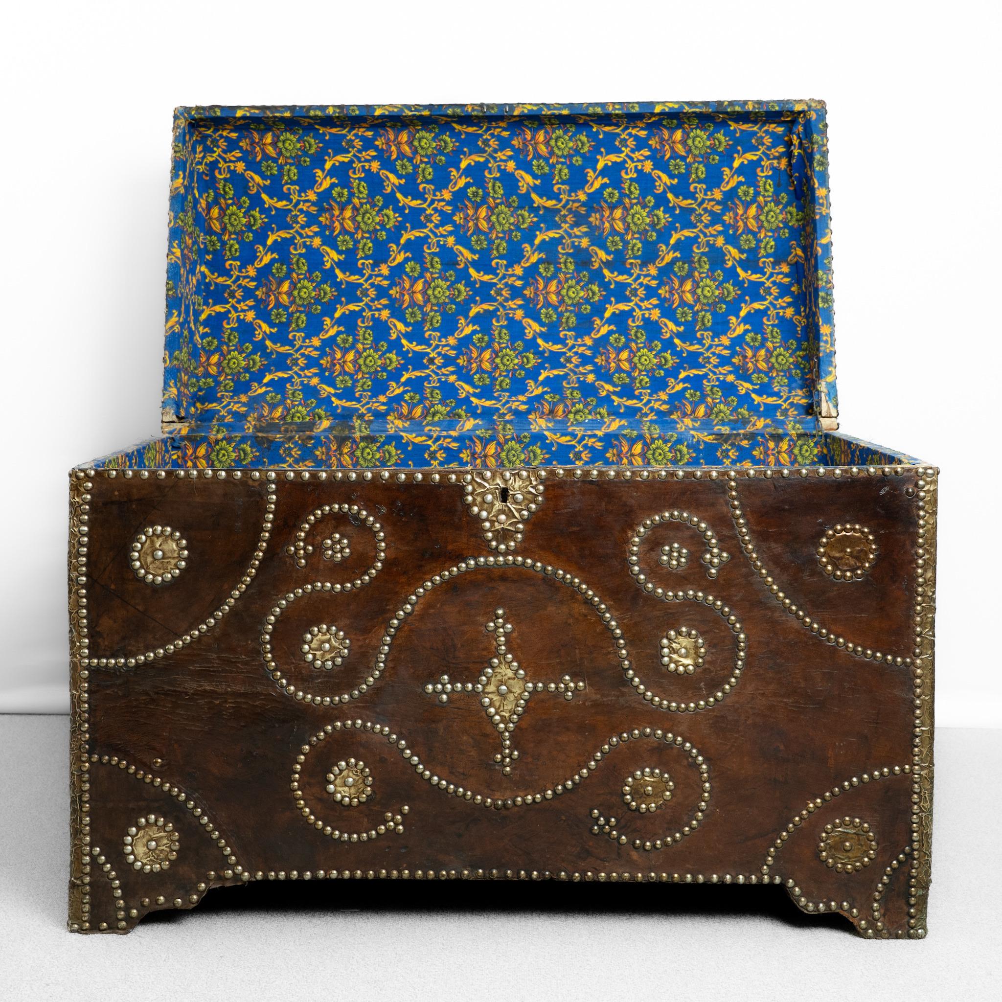 Fatto a mano Cassapanca a cupola in pelle borchiata francese del XIX secolo in vendita