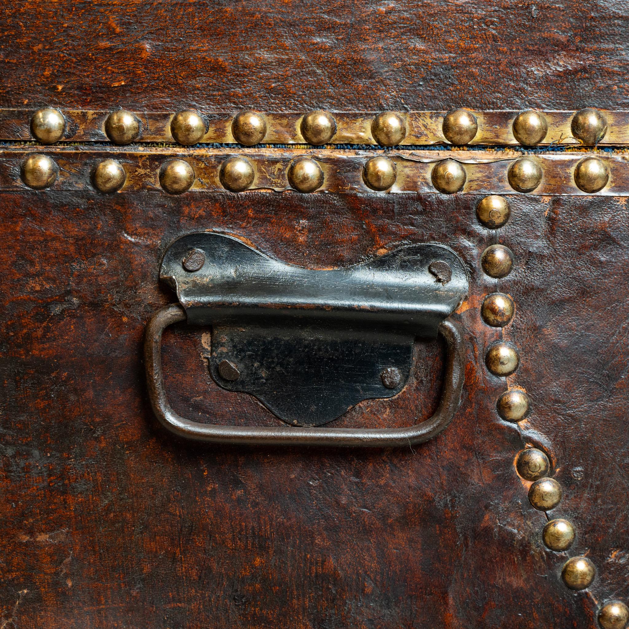 Cassapanca a cupola in pelle borchiata francese del XIX secolo In condizioni buone in vendita a Southampton, GB