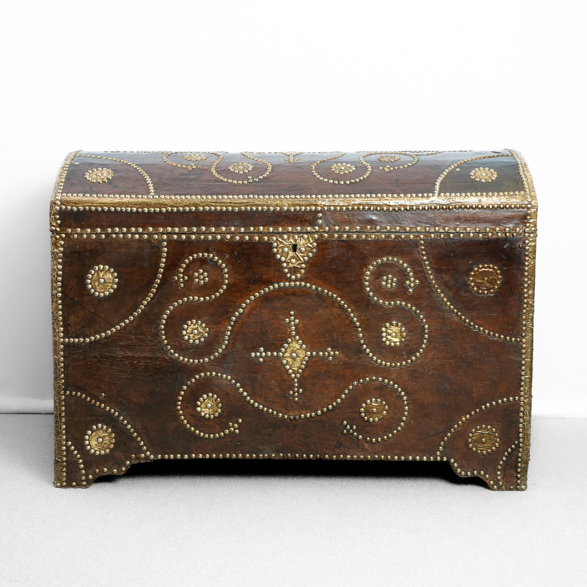 Ottone Cassapanca a cupola in pelle borchiata francese del XIX secolo in vendita