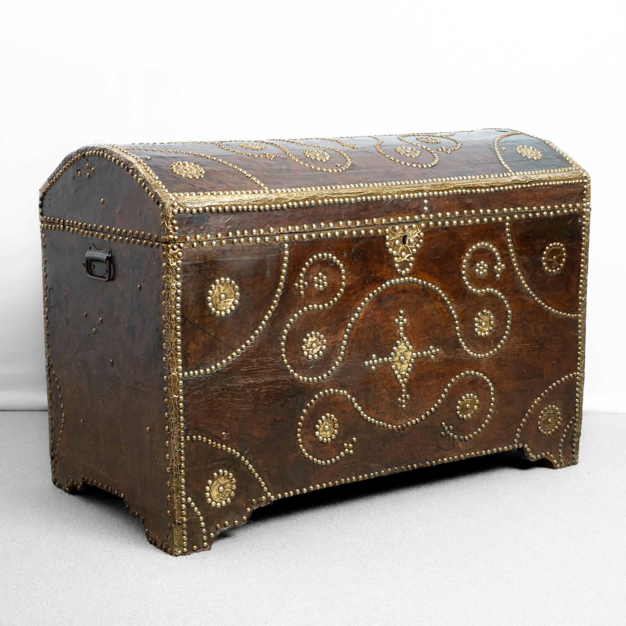 Cassapanca a cupola in pelle borchiata francese del XIX secolo in vendita 1