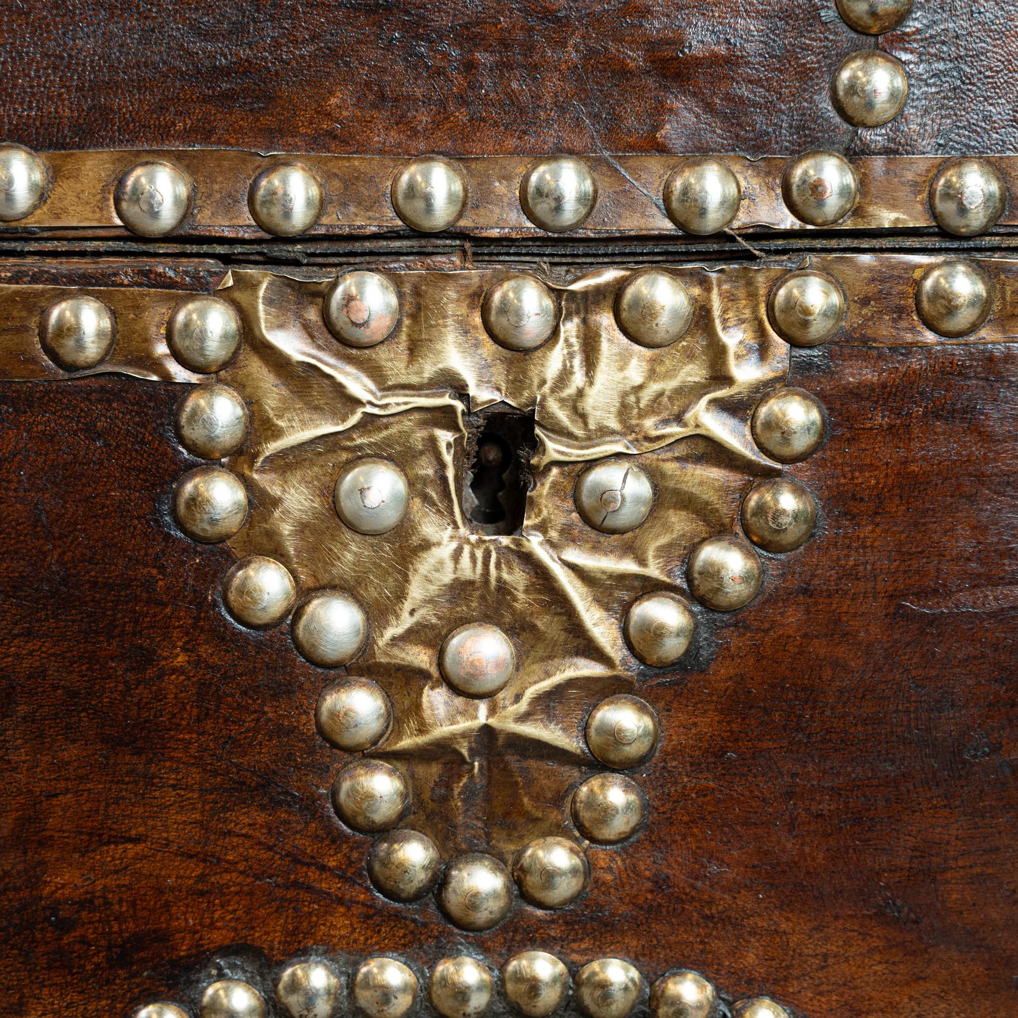 Cassapanca a cupola in pelle borchiata francese del XIX secolo in vendita 2