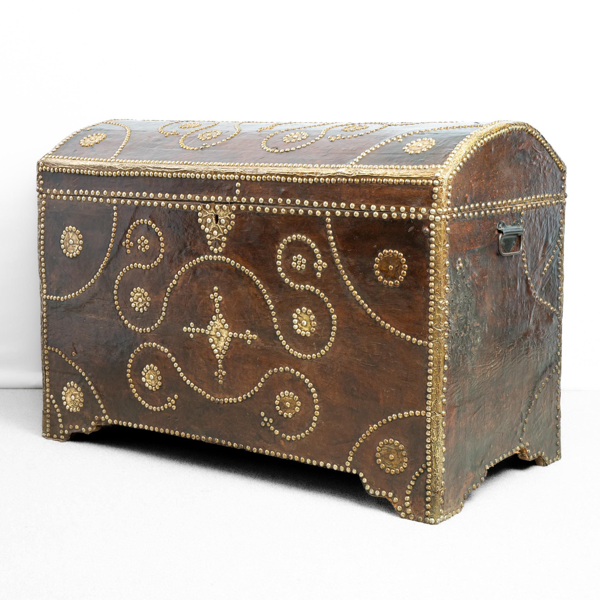 Cassapanca a cupola in pelle borchiata francese del XIX secolo in vendita 3