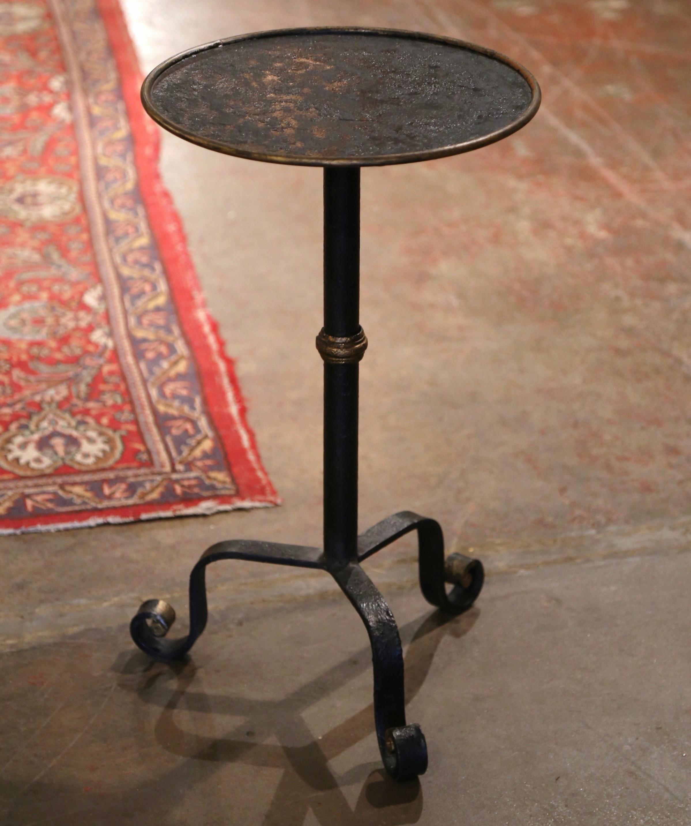 19th Century French Style Painted and Gilt Iron Pedestal Martini Side Table In Excellent Condition For Sale In Dallas, TX