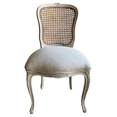 Silla de tocador o auxiliar de estilo francés del siglo XIX pintada con bastón y tapizada