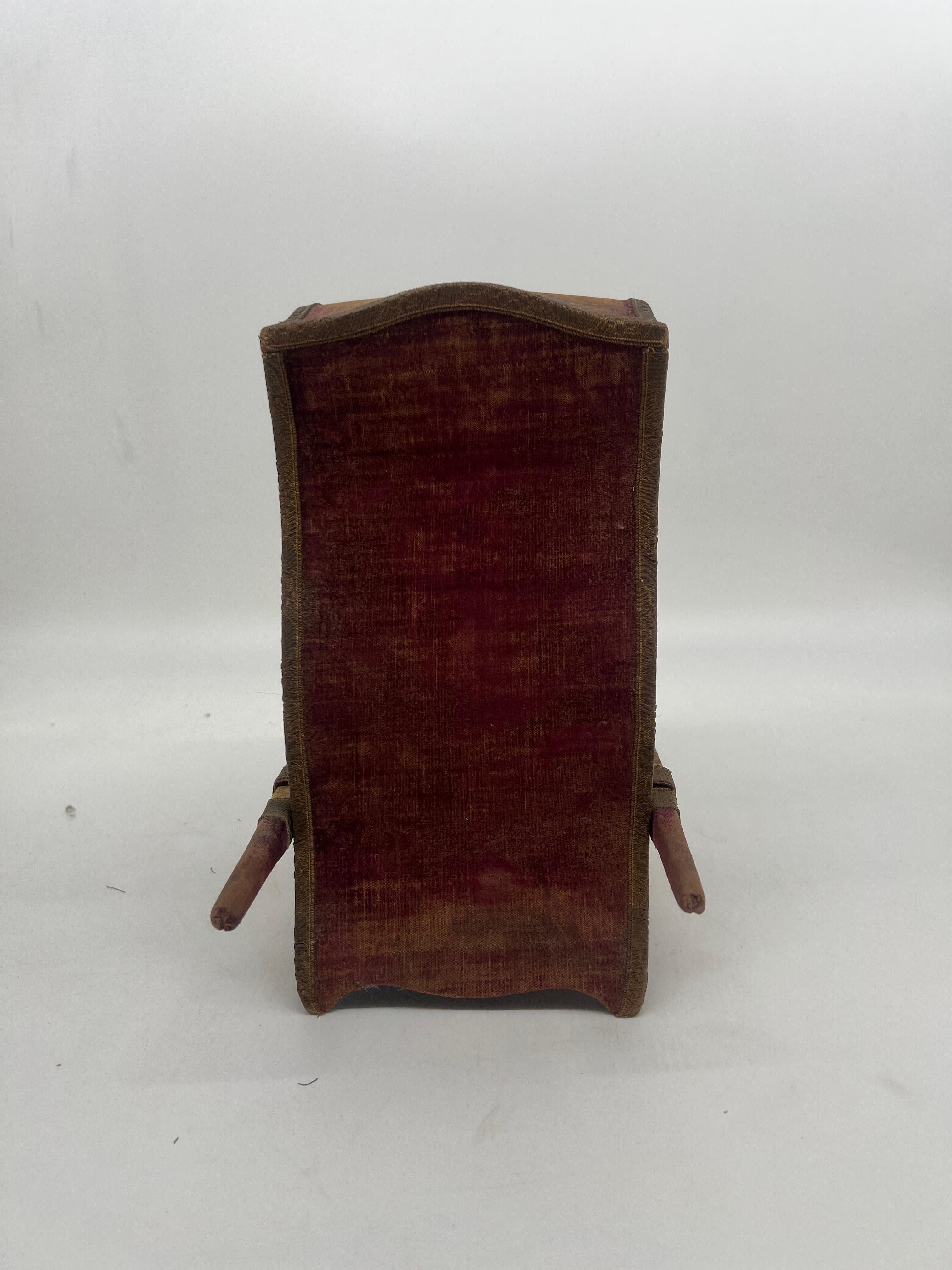 19th Century French Table Top Sedan Chair Vitrine Cabinet In Good Condition For Sale In Atlanta, GA