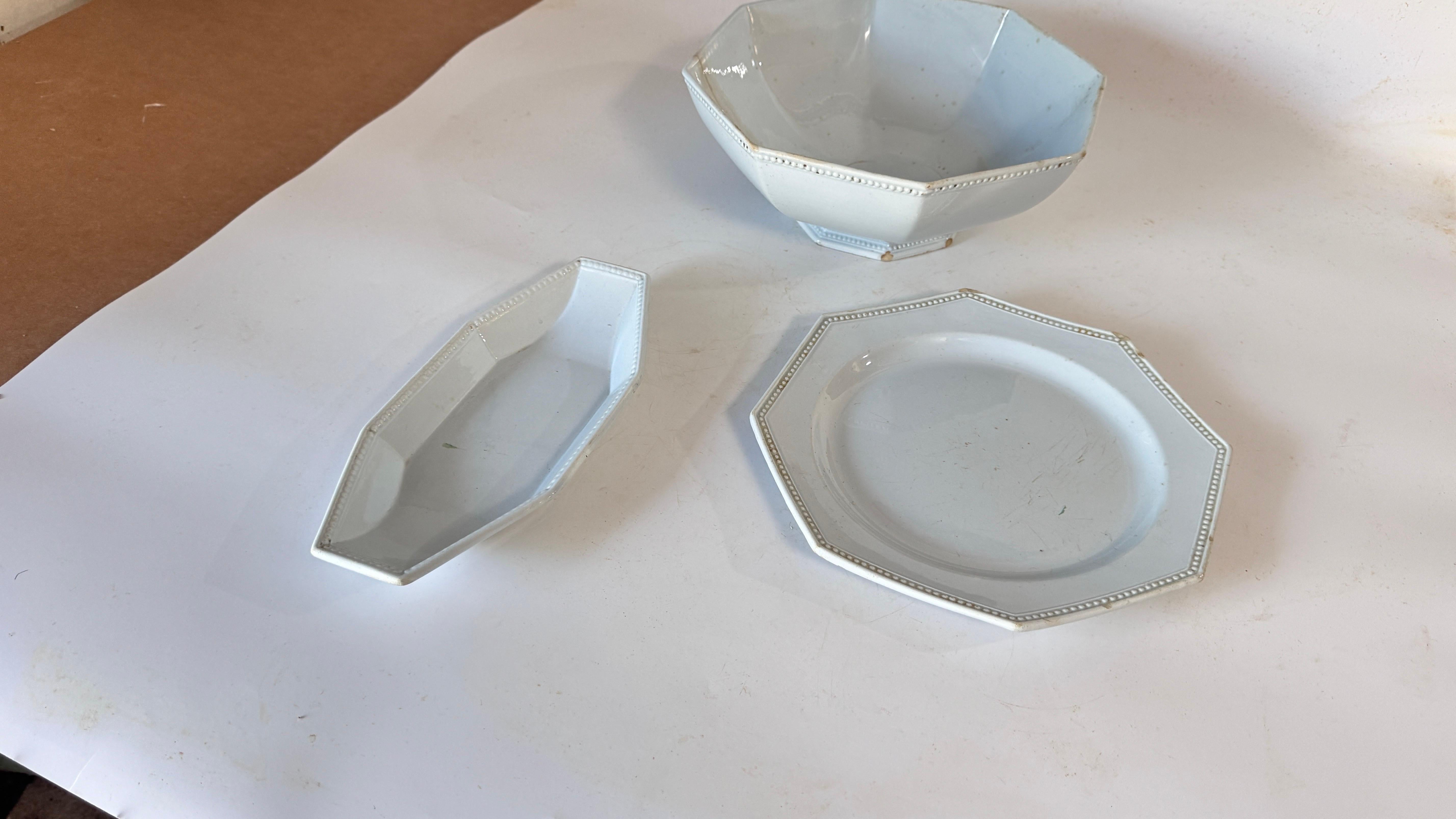 Mid-Century moderno Set di stoviglie francesi del XIX secolo di Creil Montereau, ceramica firmata con perline in vendita
