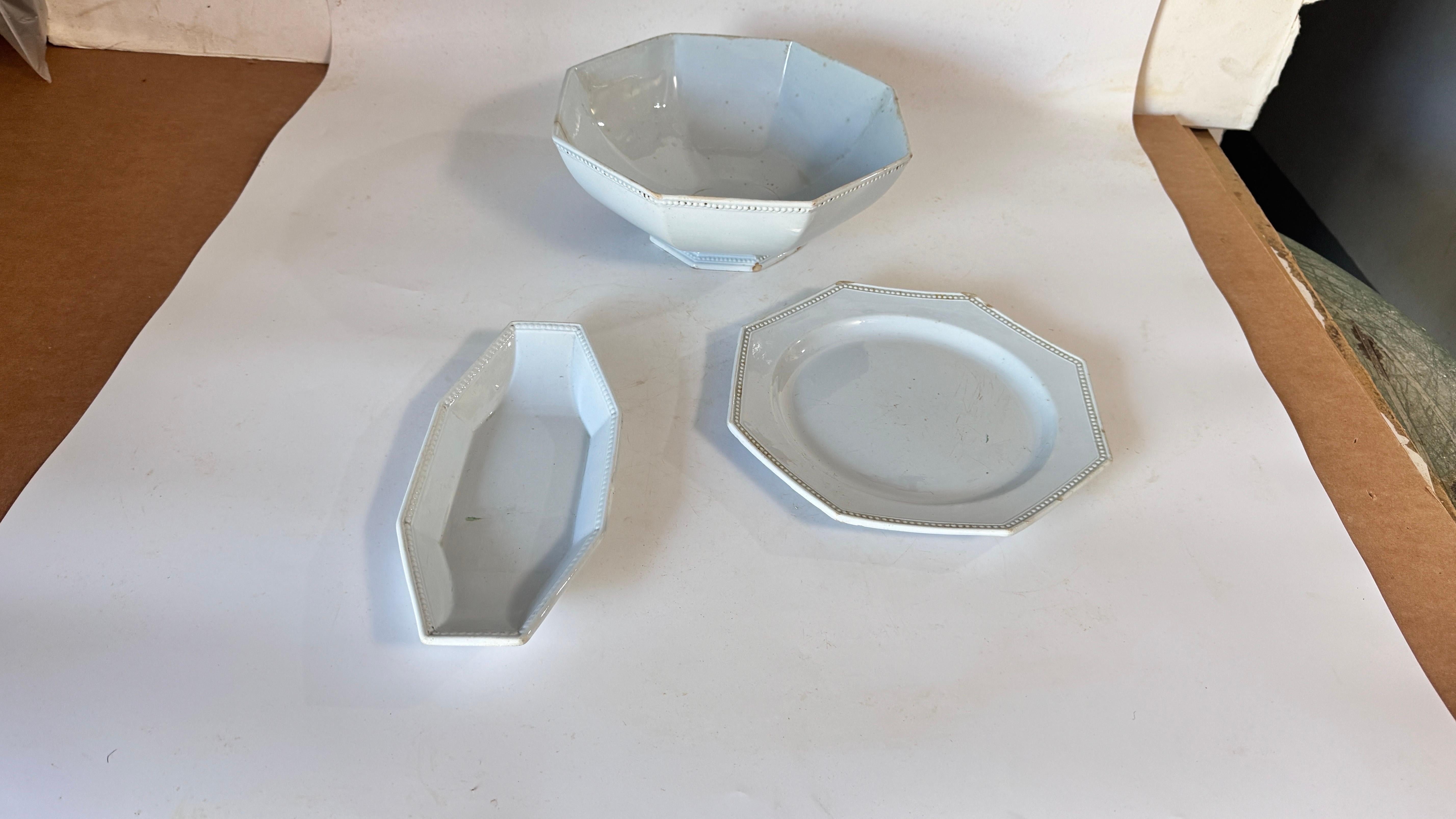 Francese Set di stoviglie francesi del XIX secolo di Creil Montereau, ceramica firmata con perline in vendita