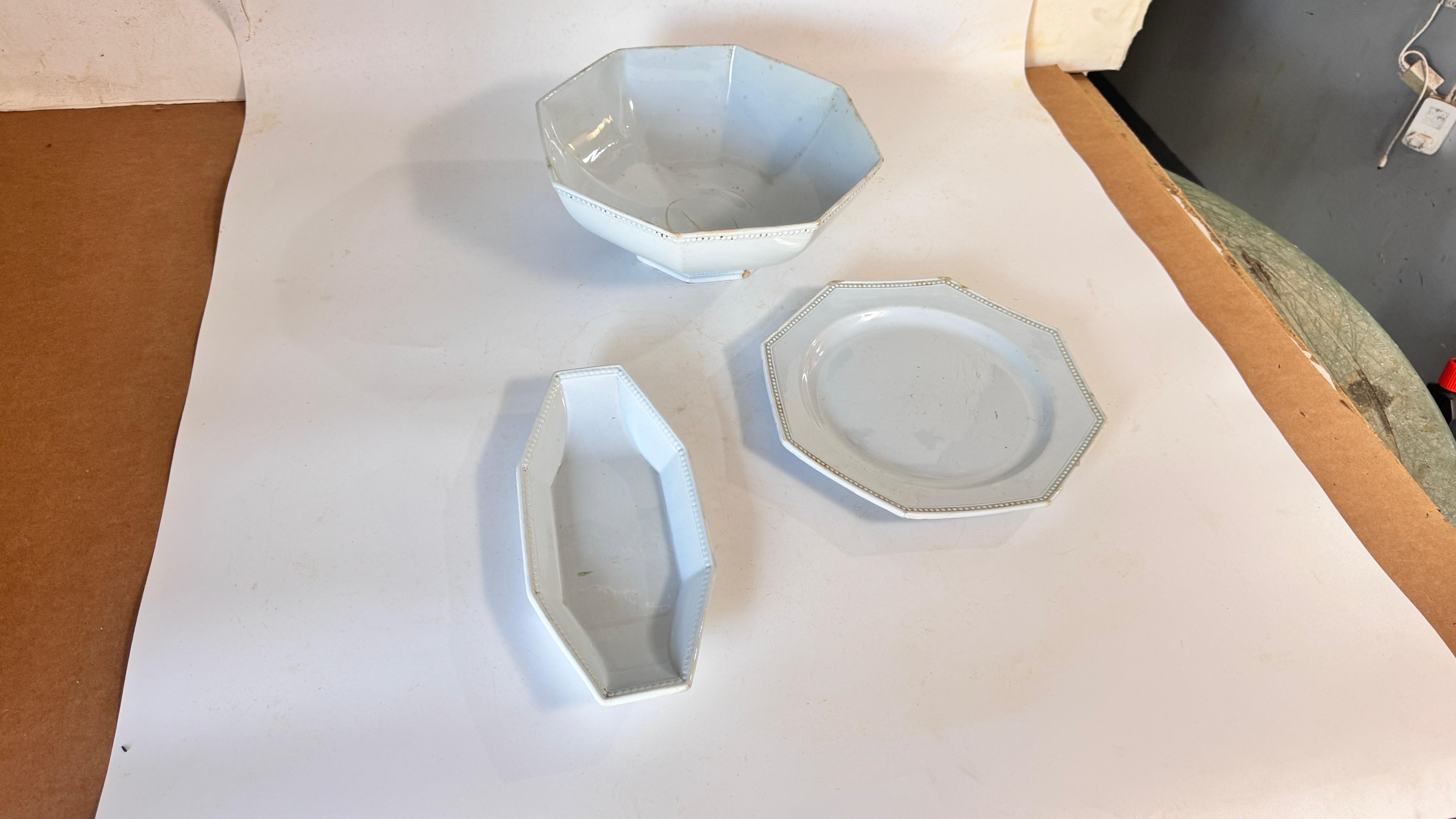 Set di stoviglie francesi del XIX secolo di Creil Montereau, ceramica firmata con perline in vendita 2