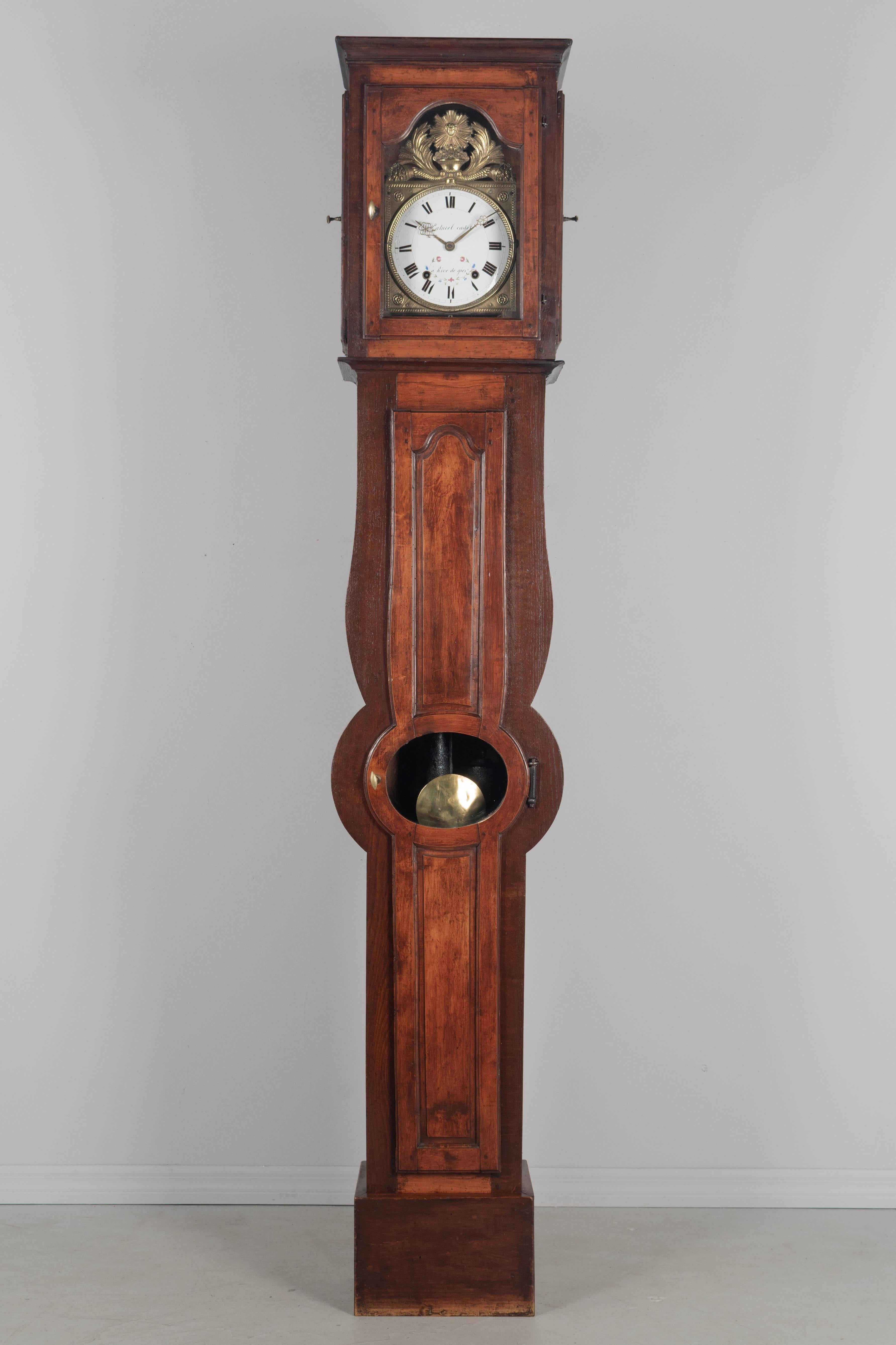 Un Horloge De Parquet, o reloj de caja alta, francés del siglo XIX. La caja es de roble y haya con paneles de madera de peral en relieve. En dos partes, con cuerpo de forma curvada y parte delantera panelada. Los cristales son antiguos, pero no