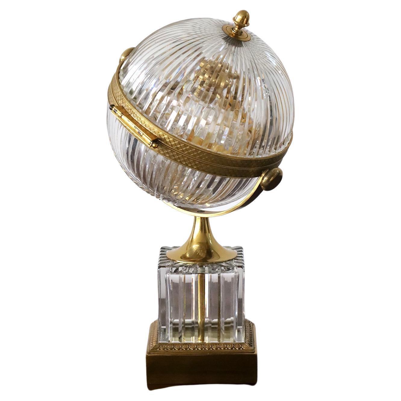Rarissimo set da liquore Tantalus francese del XIX secolo a forma di globo.
Il globo di cristallo è realizzato secondo uno schema straordinario. 
Viene fornito con 3 bottiglie di cristallo tagliate a mano e 6 bicchieri.
Tutto originale.