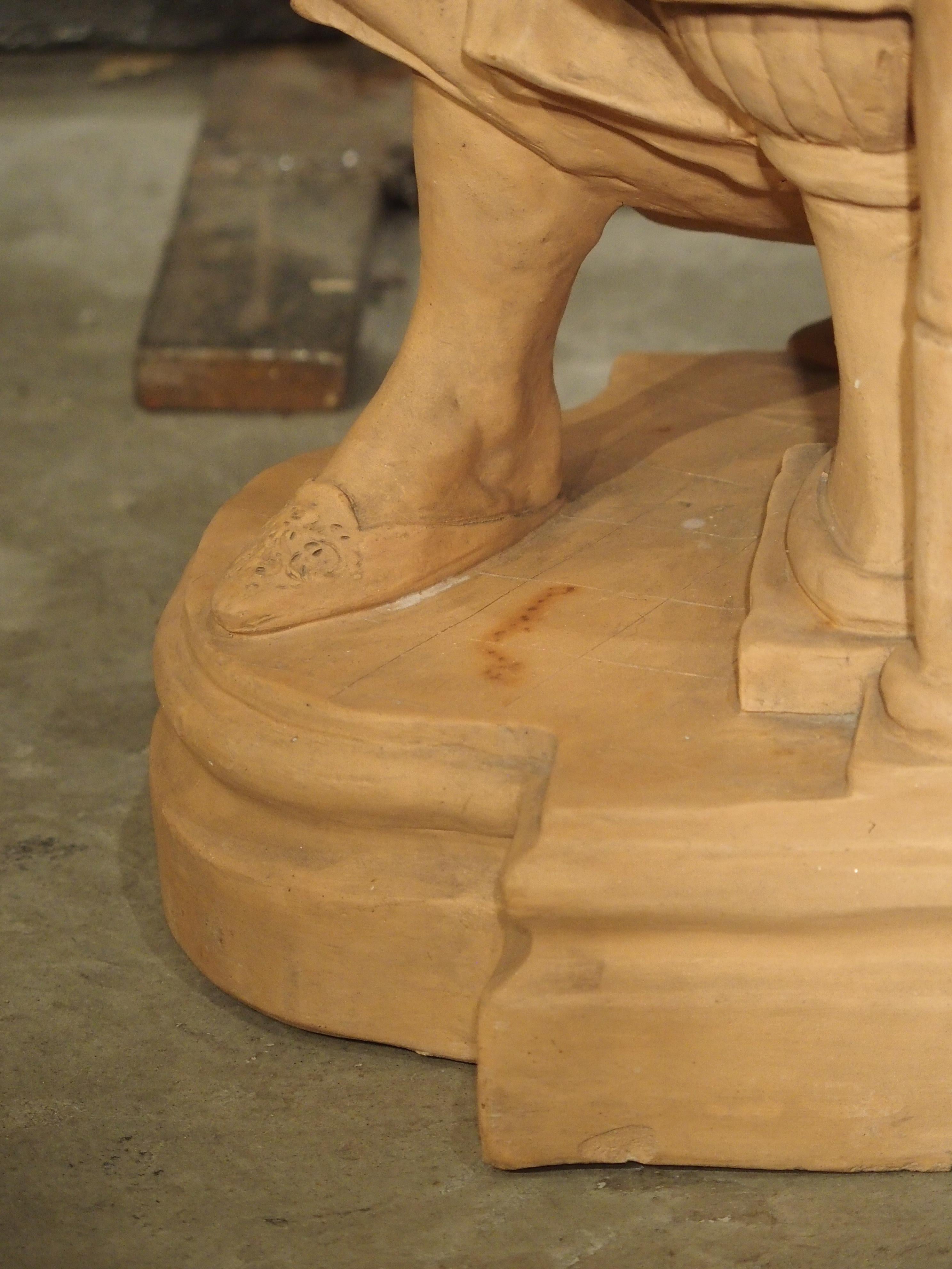 Statua in terracotta francese del XIX secolo raffigurante una donna presso una fontana in vendita 8
