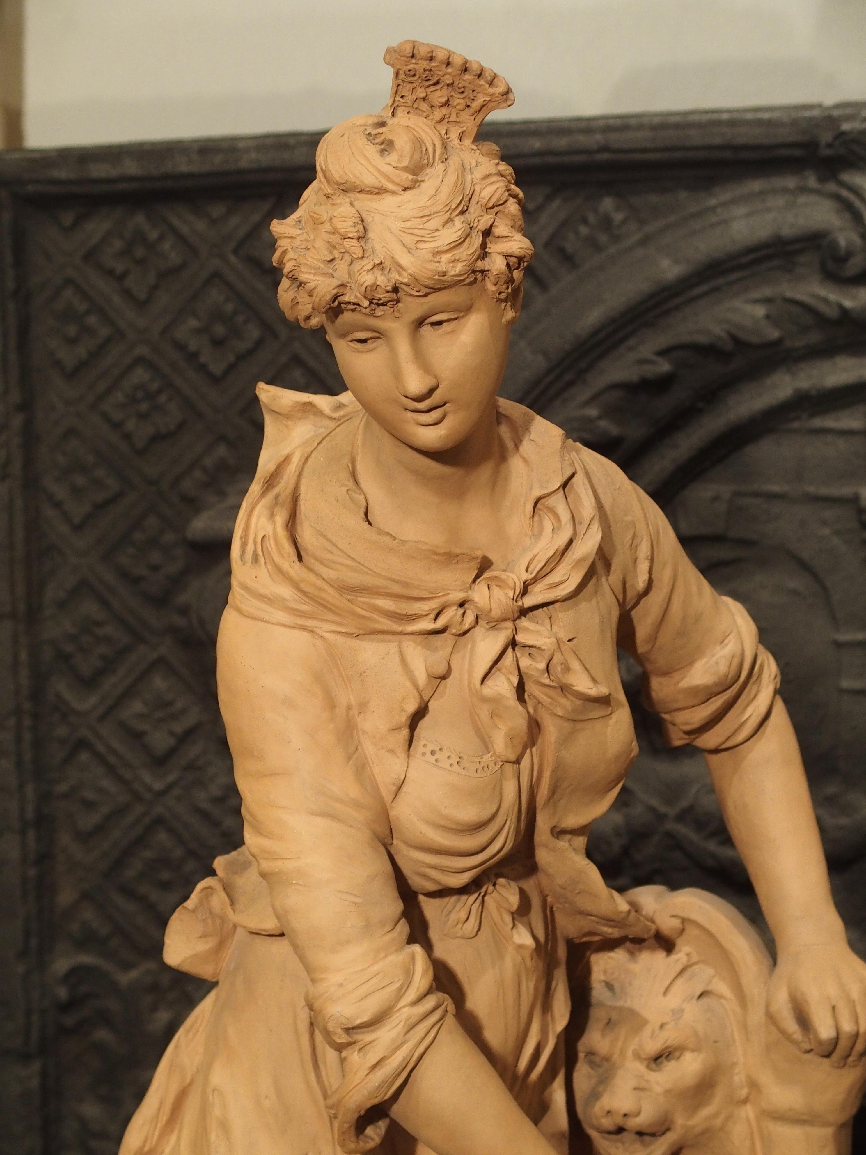 Statue française du XIXe siècle en terre cuite d'une femme au bord d'une fontaine Bon état - En vente à Dallas, TX