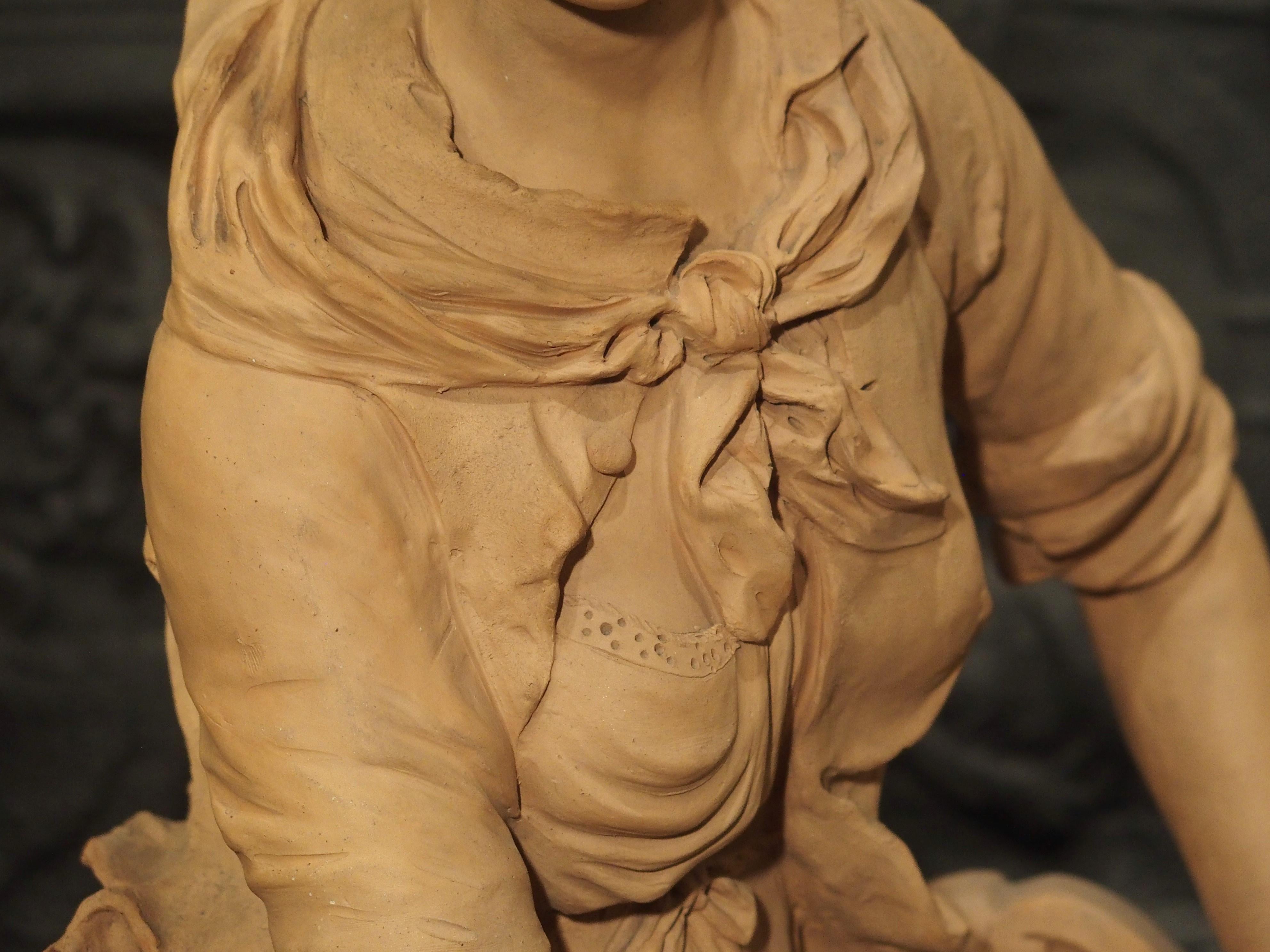 Statue française du XIXe siècle en terre cuite d'une femme au bord d'une fontaine en vente 1