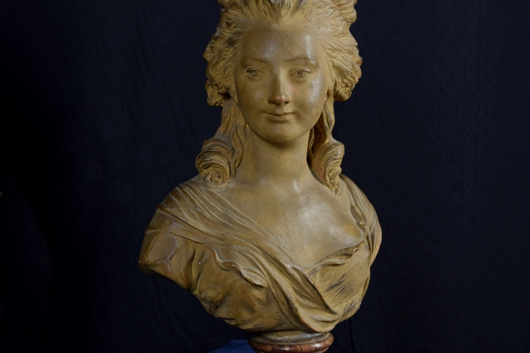 Französische Terrakotta-Büste und Marmorsockel des 19. Jahrhunderts mit edler Frau im Angebot 7