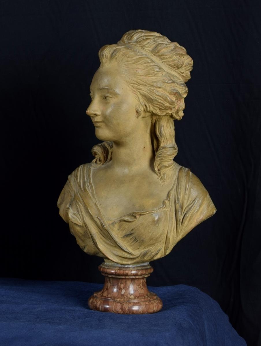 Französische Terrakotta-Büste und Marmorsockel des 19. Jahrhunderts mit edler Frau (Louis XV.) im Angebot