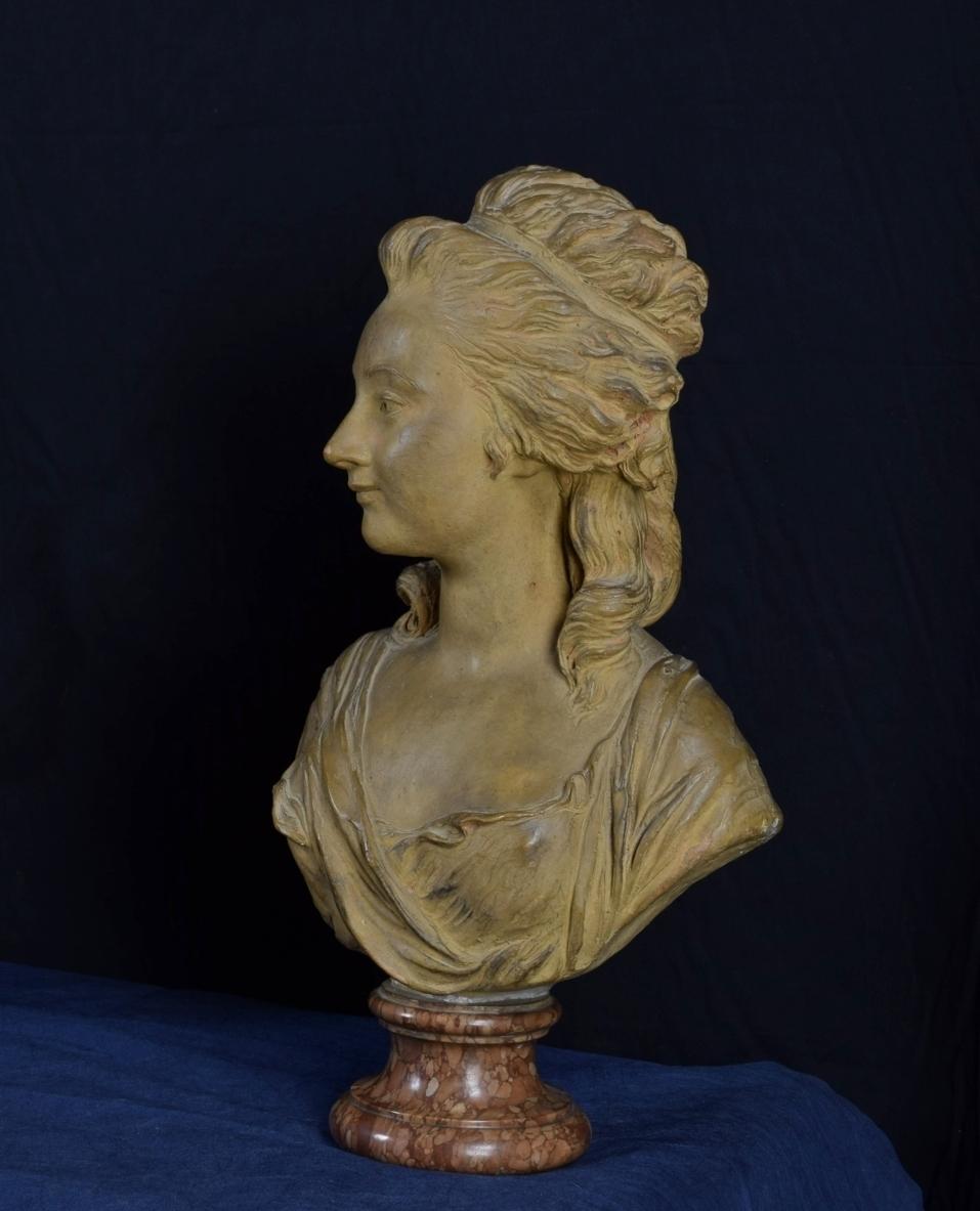 Französische Terrakotta-Büste und Marmorsockel des 19. Jahrhunderts mit edler Frau im Angebot 1