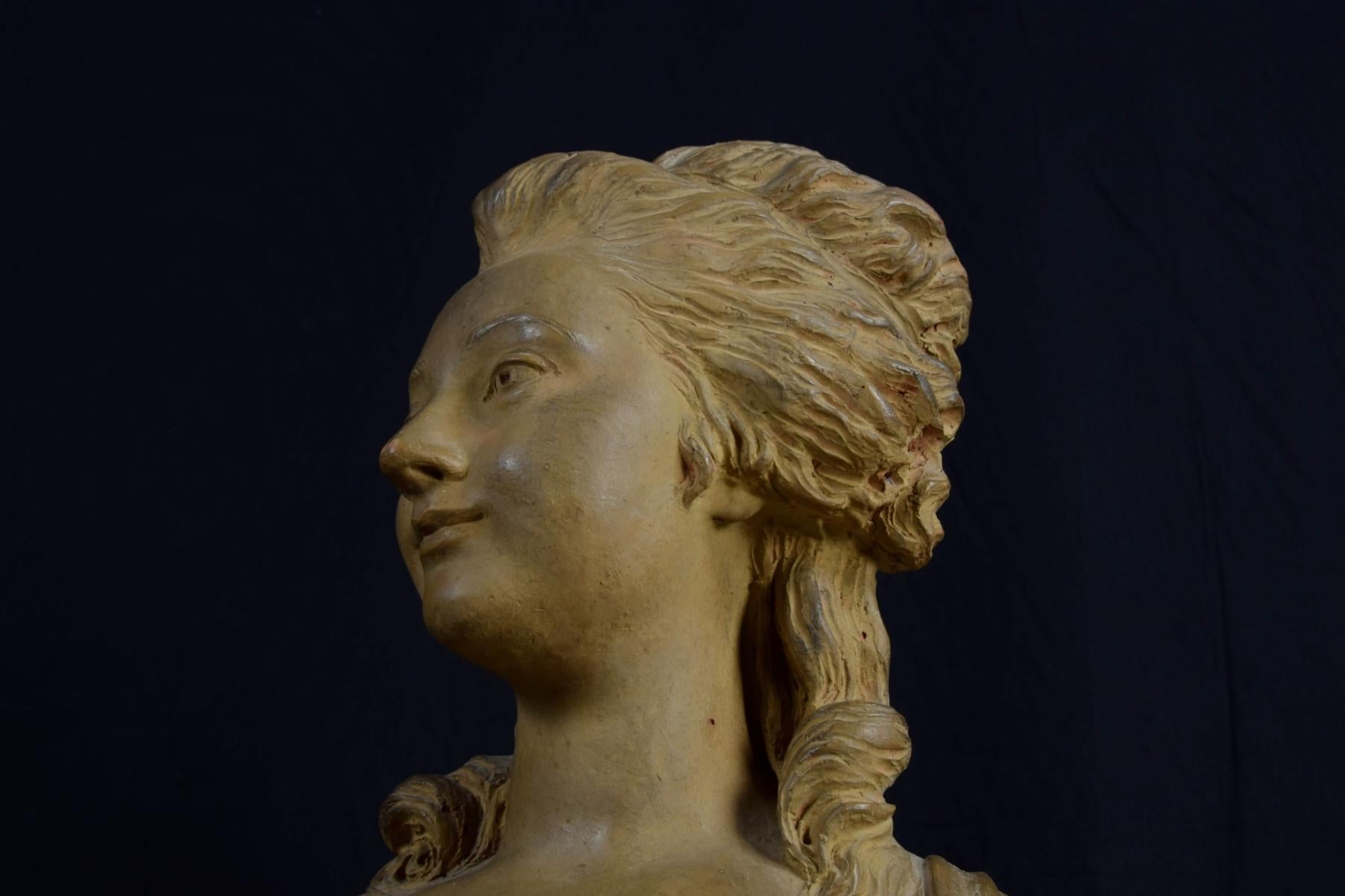 Französische Terrakotta-Büste und Marmorsockel des 19. Jahrhunderts mit edler Frau im Angebot 3