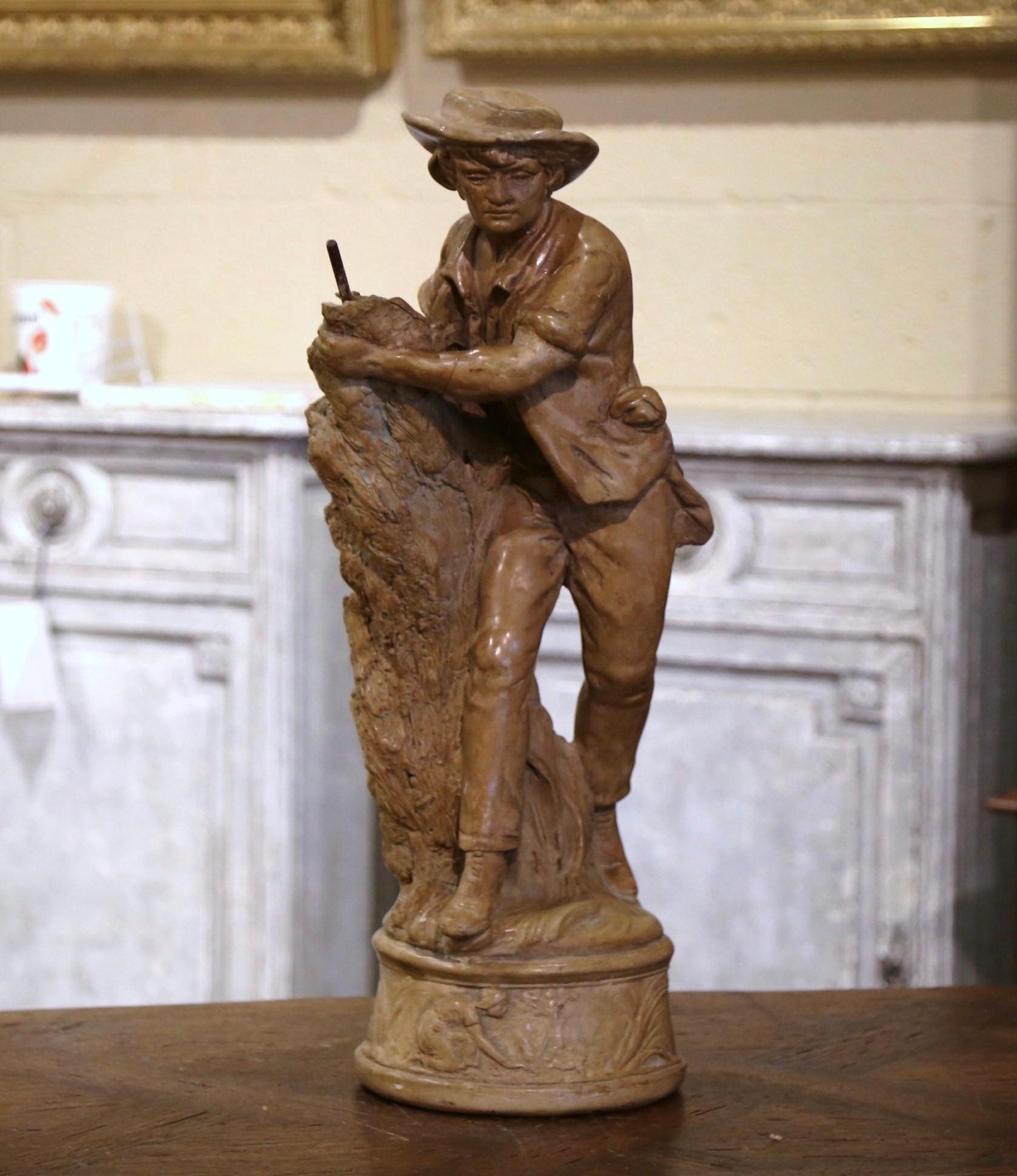 Décorez le bureau d'un gentleman avec cette figurine en faïence ancienne. Sculptée en France, vers 1880, la statue en terre cuite représente un fermier en train de ratisser et de récolter ses cultures. La statue se trouve sur une base circulaire