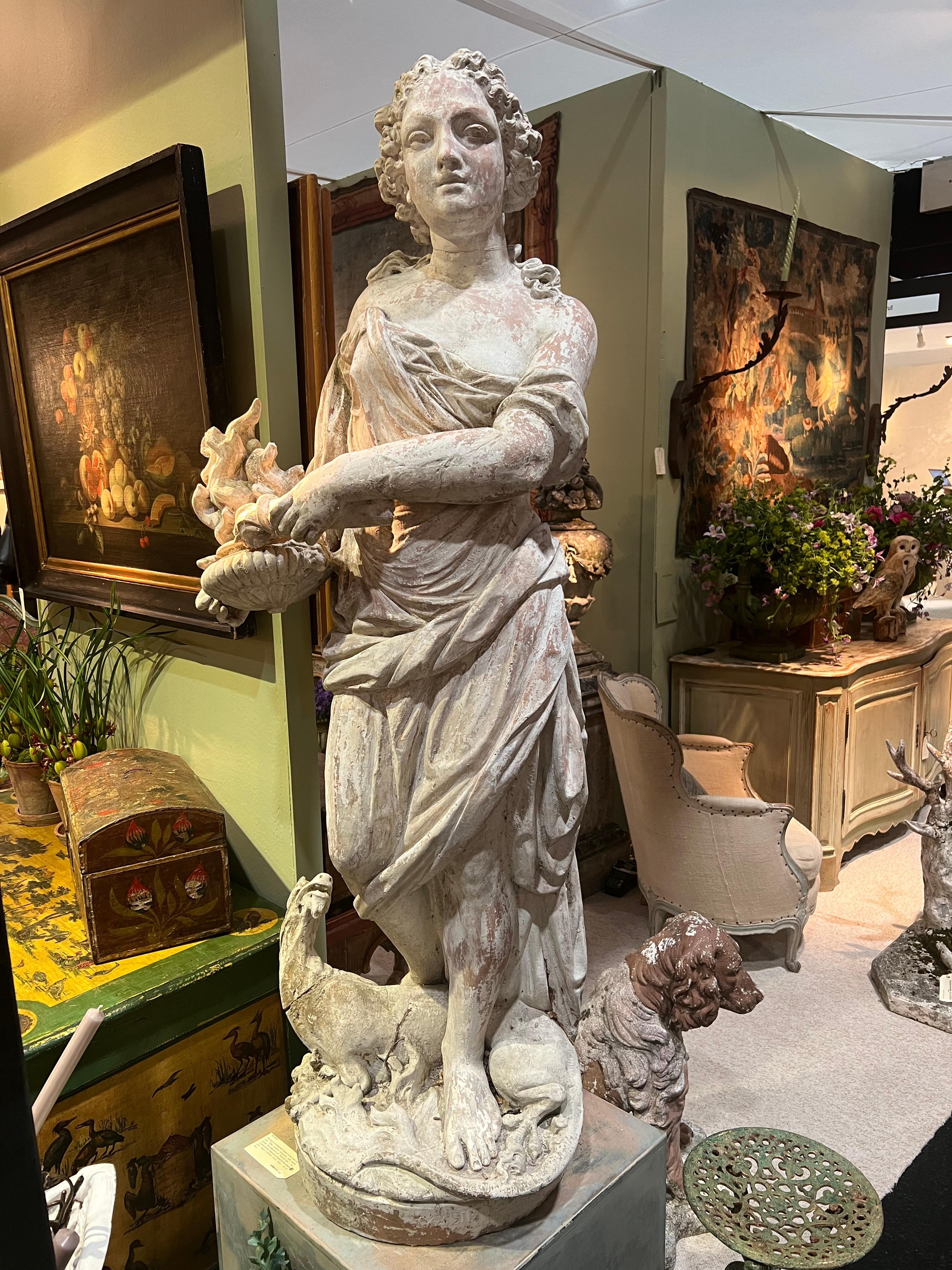 Dieses außergewöhnliche Paar französischer Terrakottastatuen aus dem 19. Jahrhundert, das von den Gossin Frères hergestellt wurde, fängt die zeitlose Schönheit der griechisch-römischen Allegorien ein. Diese Figuren, die die mächtigen Elemente Feuer