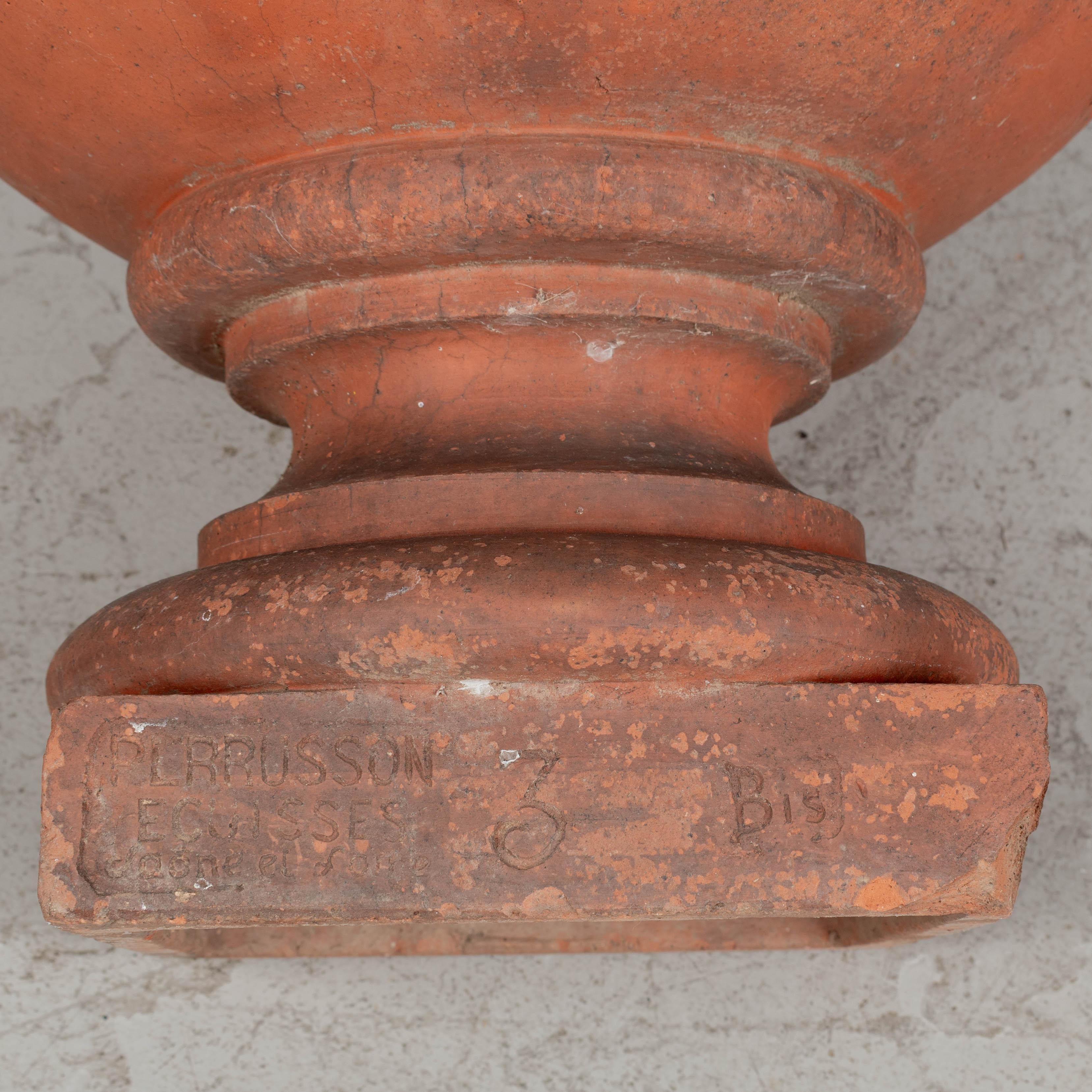Urna da giardino in terracotta francese del XIX secolo di Perrusson in vendita 6