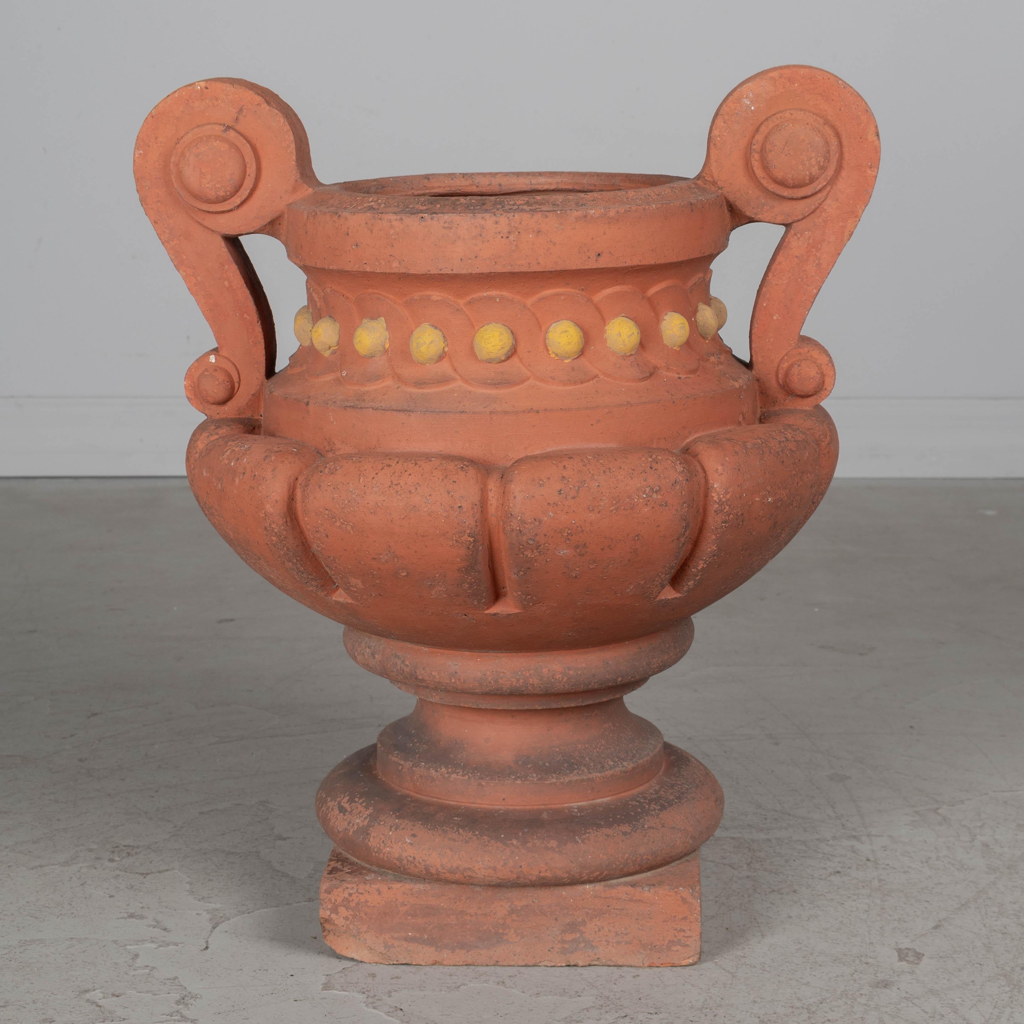 Urna da giardino in terracotta francese della fine del XIX secolo. Forma audace con manici grandi e spessi e  decorazione con perline dipinte di giallo. Timbro sulla base: Perrusson Ecuisse Saône-et-Loire. Buone condizioni con lievi scheggiature