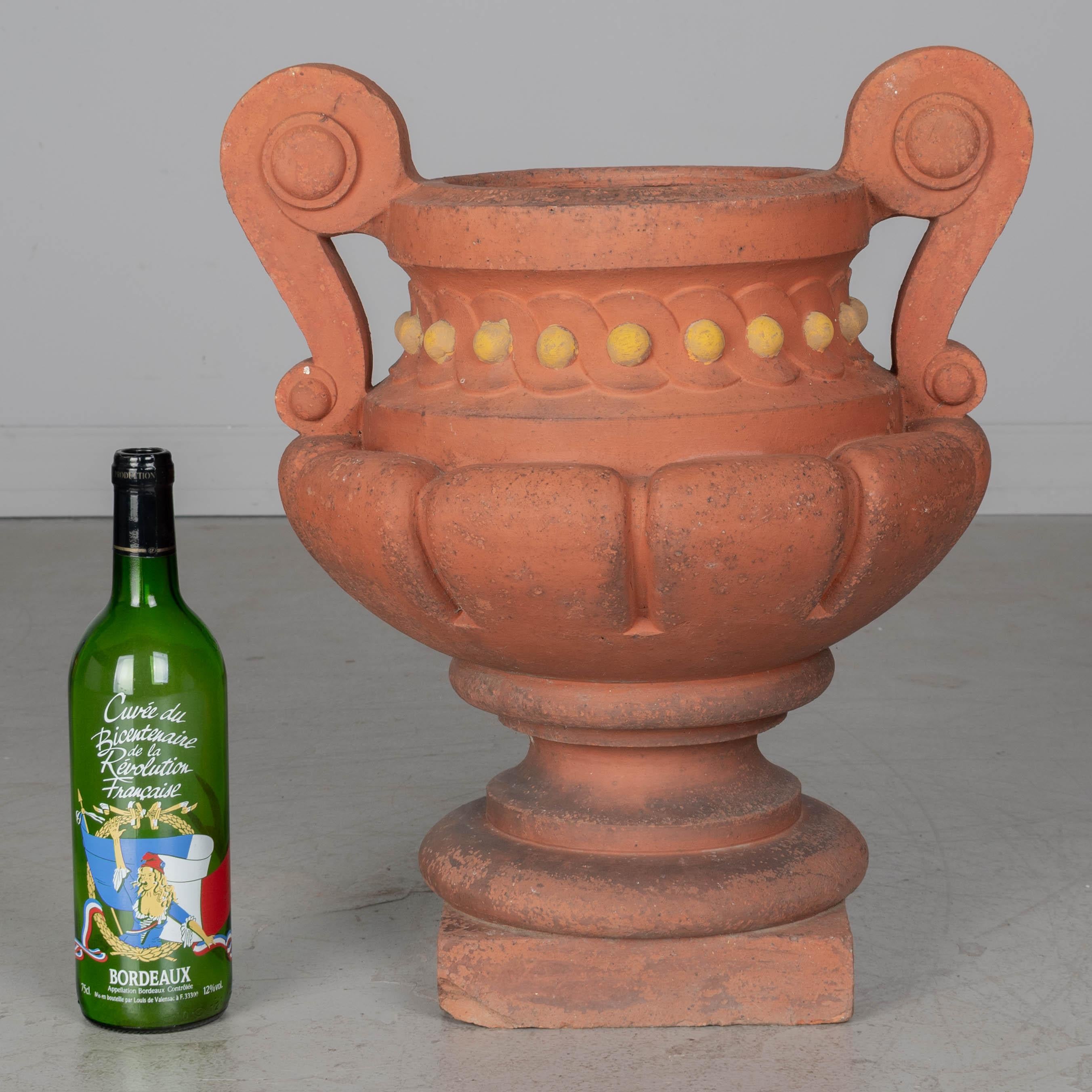 Beaux-Arts Urna da giardino in terracotta francese del XIX secolo di Perrusson in vendita