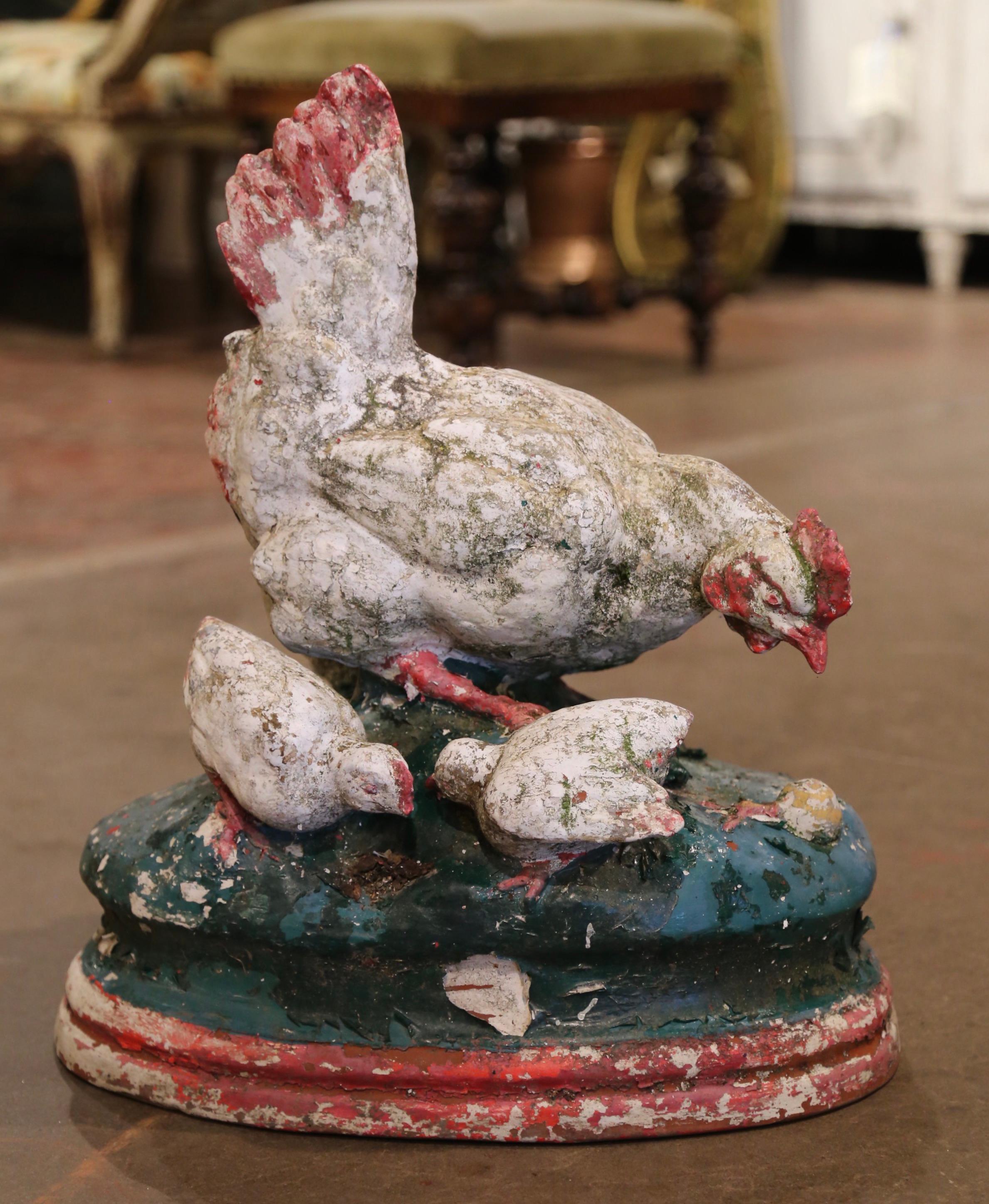 Français Sculpture d'extérieur du 19ème siècle en terre cuite peinte à la main représentant des poulets et des coqs